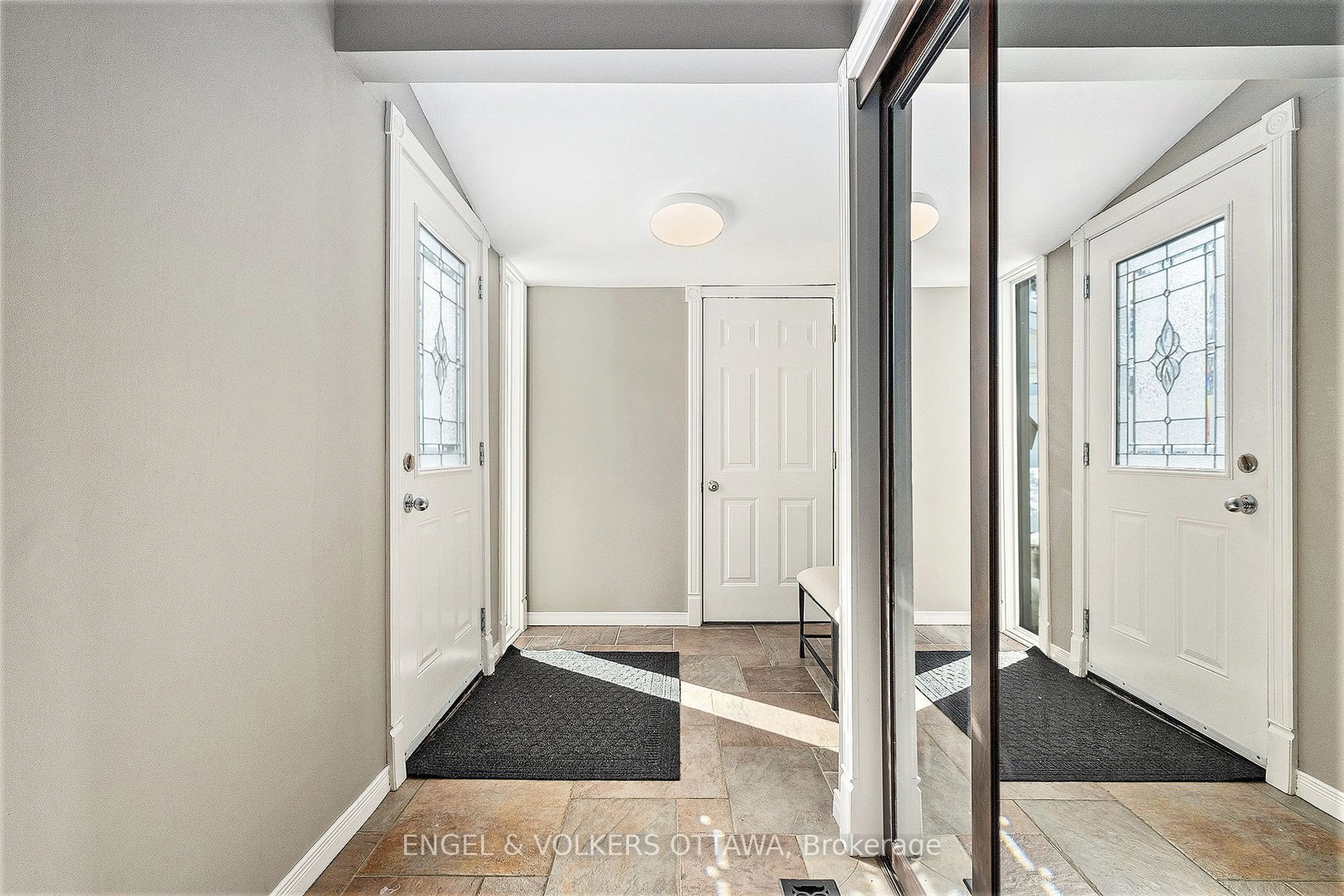 Indoor entryway for 1861 Dorset Dr, Alta Vista and Area Ontario K1H 5T9