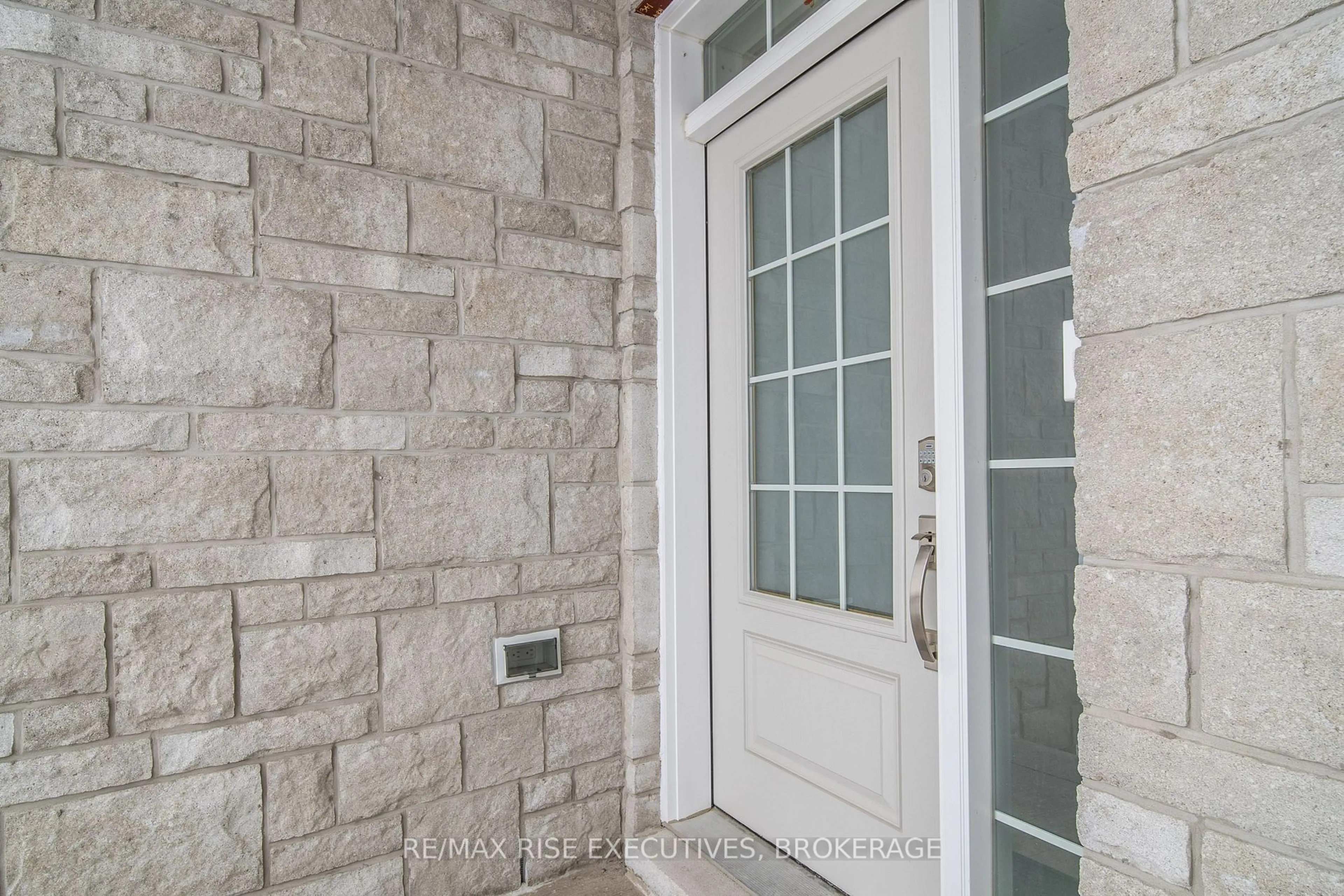 Indoor entryway for 352 Buckthorn Dr, Kingston Ontario K7P 0S1