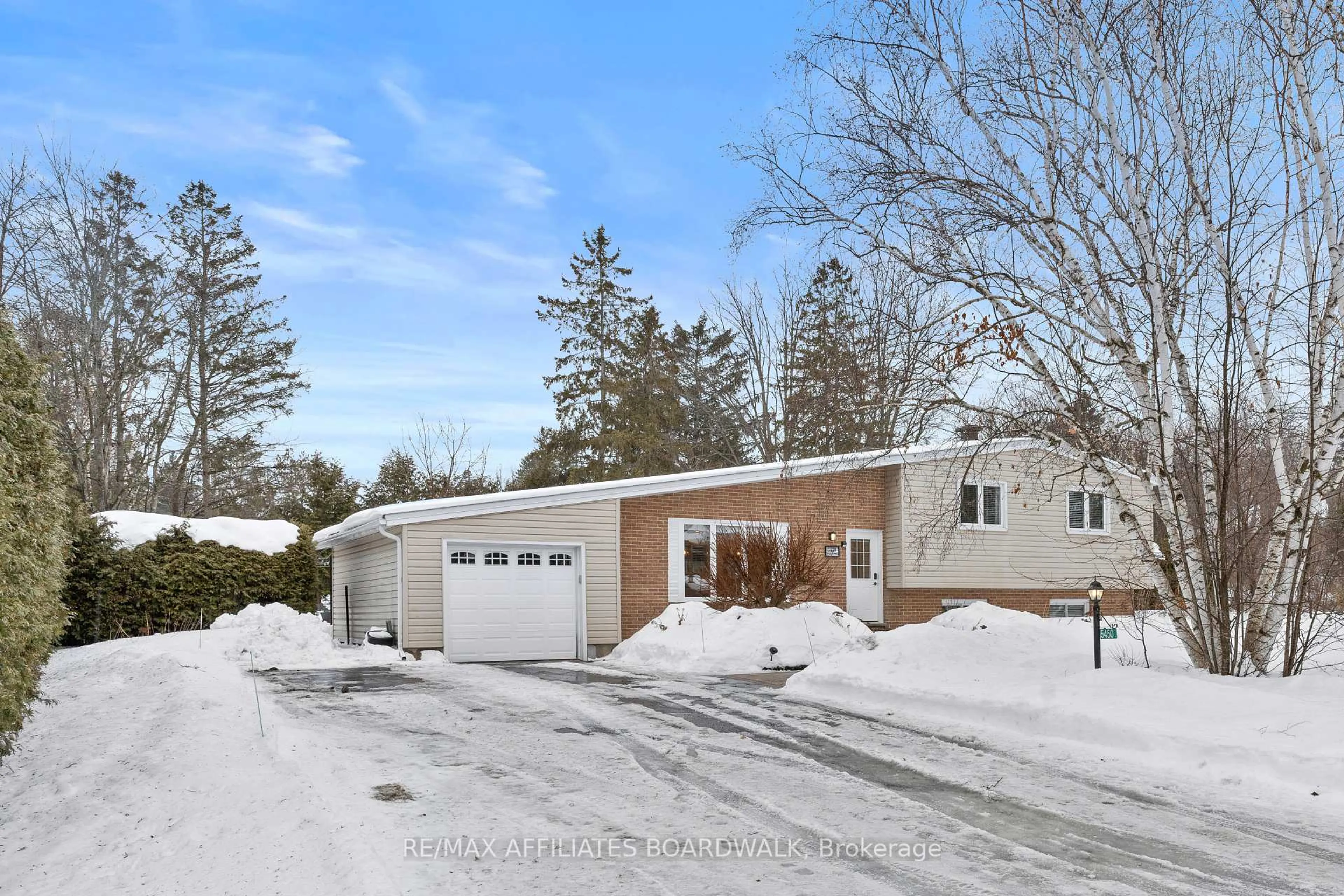 A pic from outside/outdoor area/front of a property/back of a property/a pic from drone, street for 5450 Riverside Cres, Manotick - Kars - Rideau Twp and Area Ontario K4M 1G9