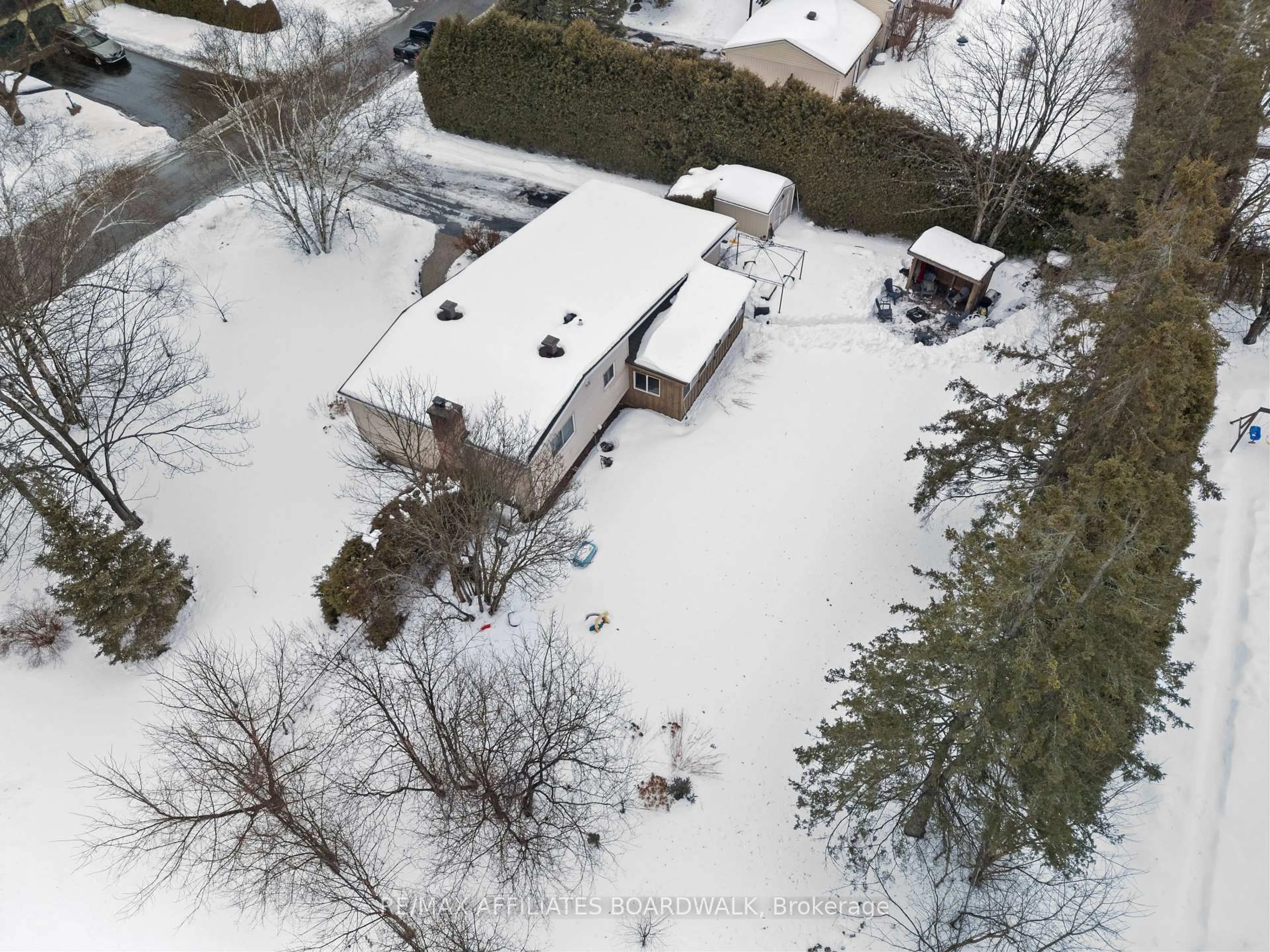 A pic from outside/outdoor area/front of a property/back of a property/a pic from drone, street for 5450 Riverside Cres, Manotick - Kars - Rideau Twp and Area Ontario K4M 1G9