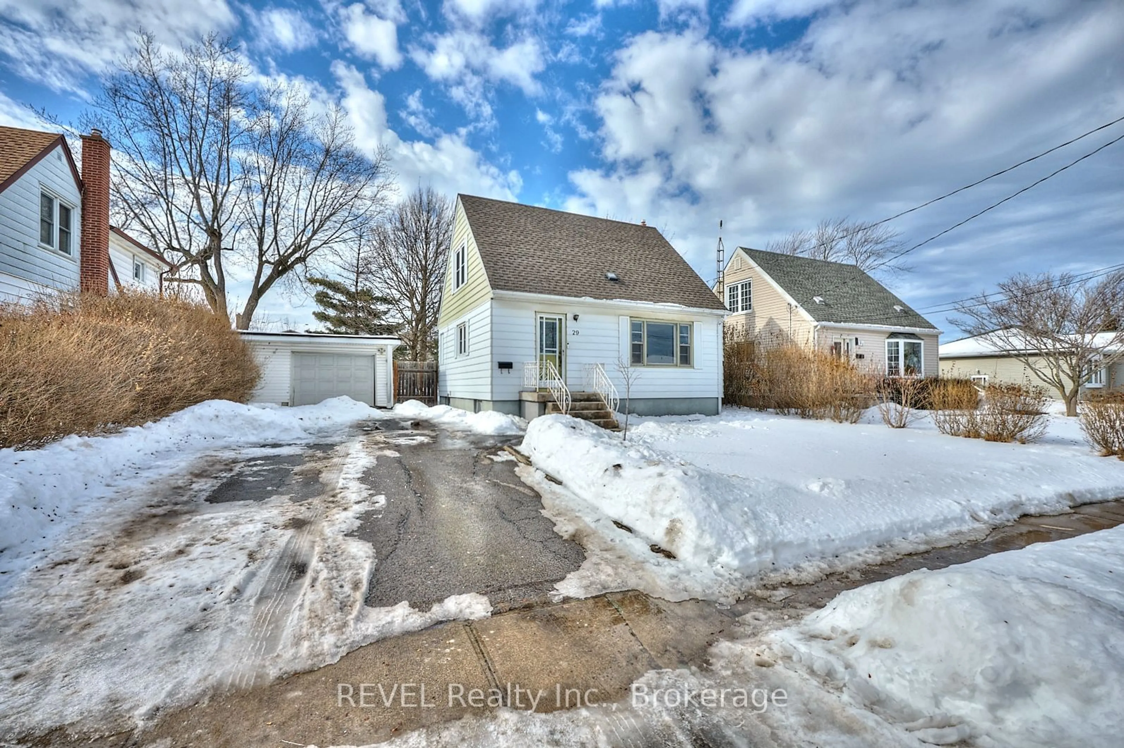 A pic from outside/outdoor area/front of a property/back of a property/a pic from drone, street for 29 Frederick St, St. Catharines Ontario L2S 2S5