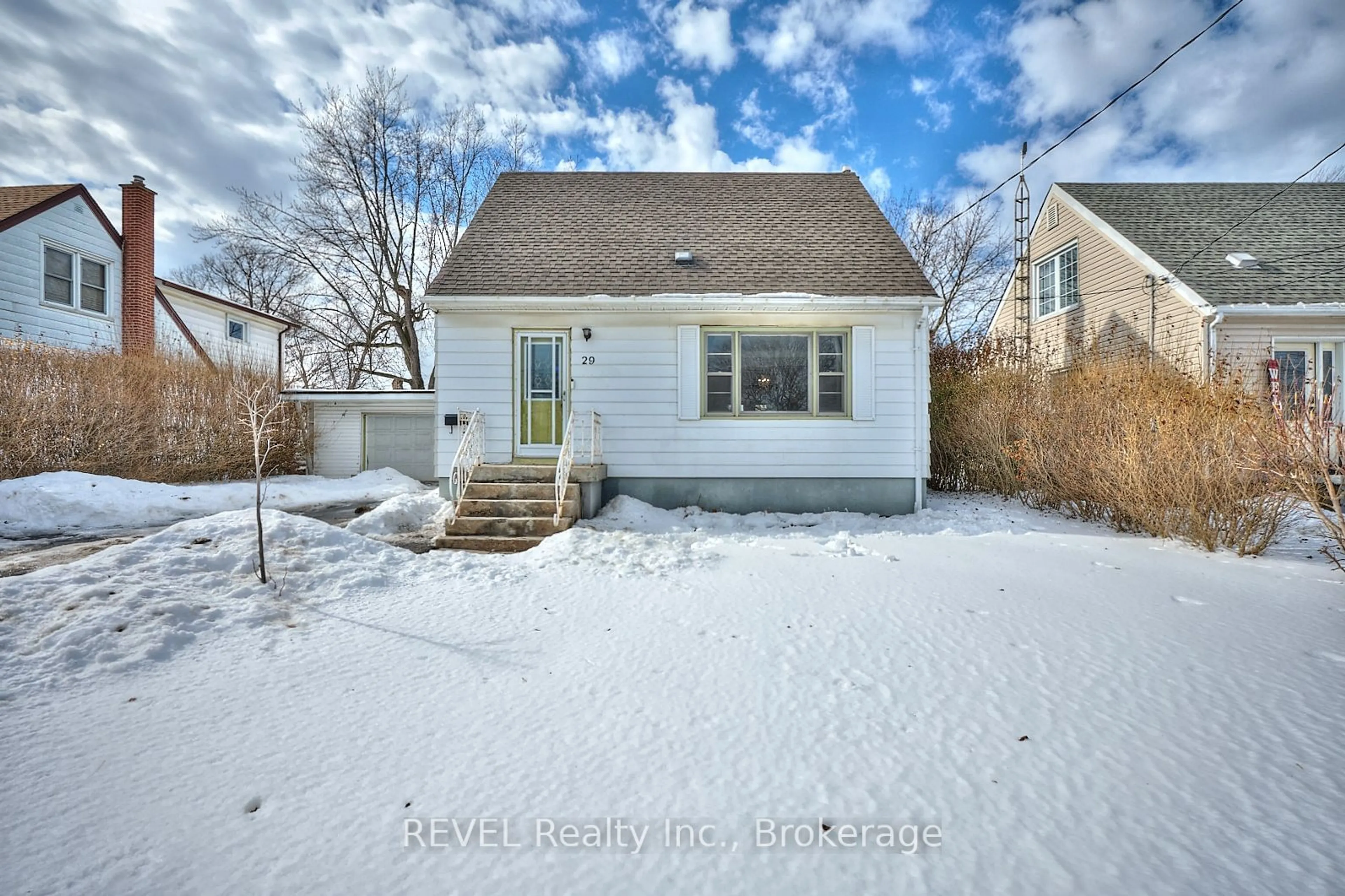 A pic from outside/outdoor area/front of a property/back of a property/a pic from drone, street for 29 Frederick St, St. Catharines Ontario L2S 2S5