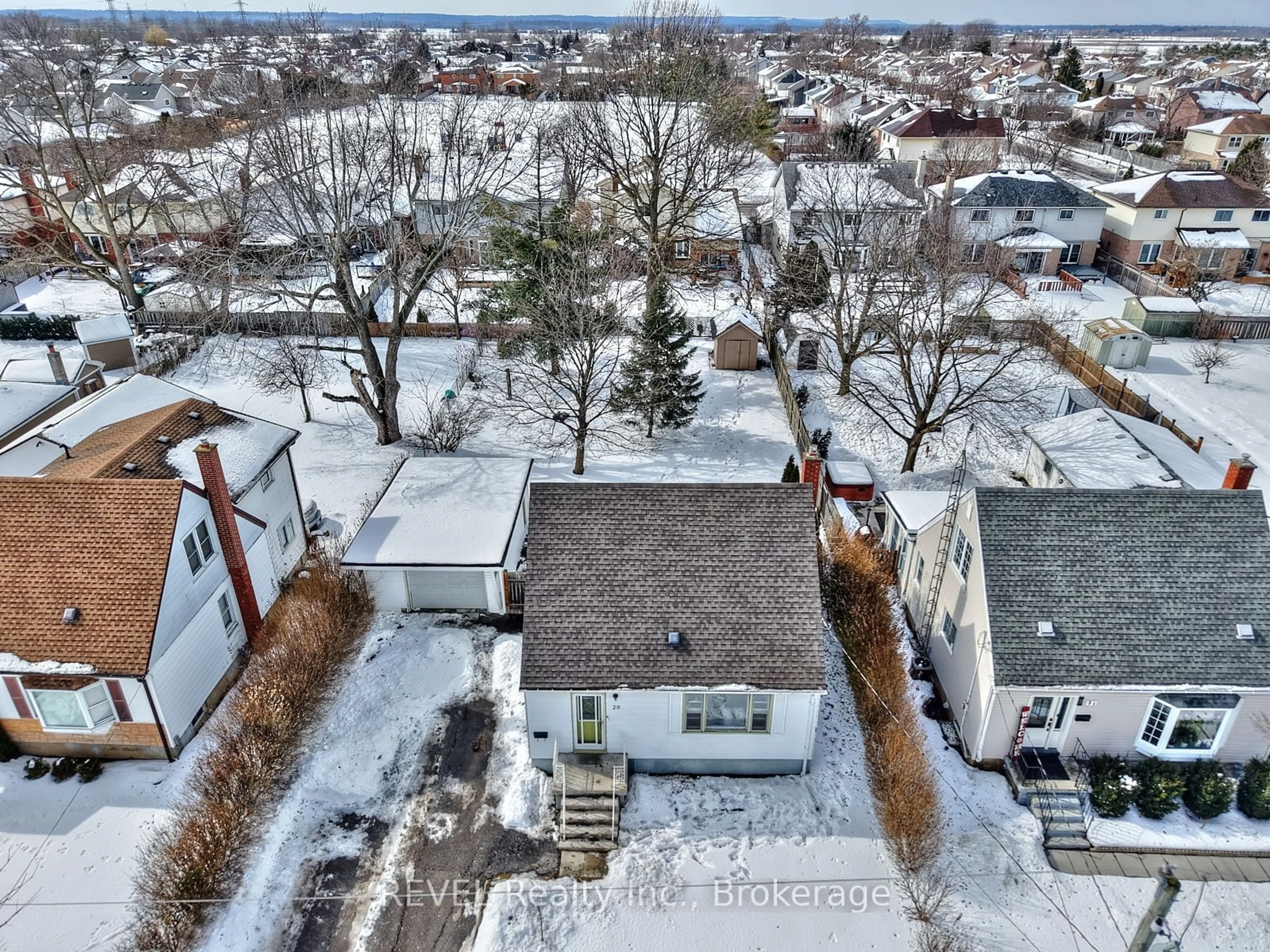 A pic from outside/outdoor area/front of a property/back of a property/a pic from drone, street for 29 Frederick St, St. Catharines Ontario L2S 2S5