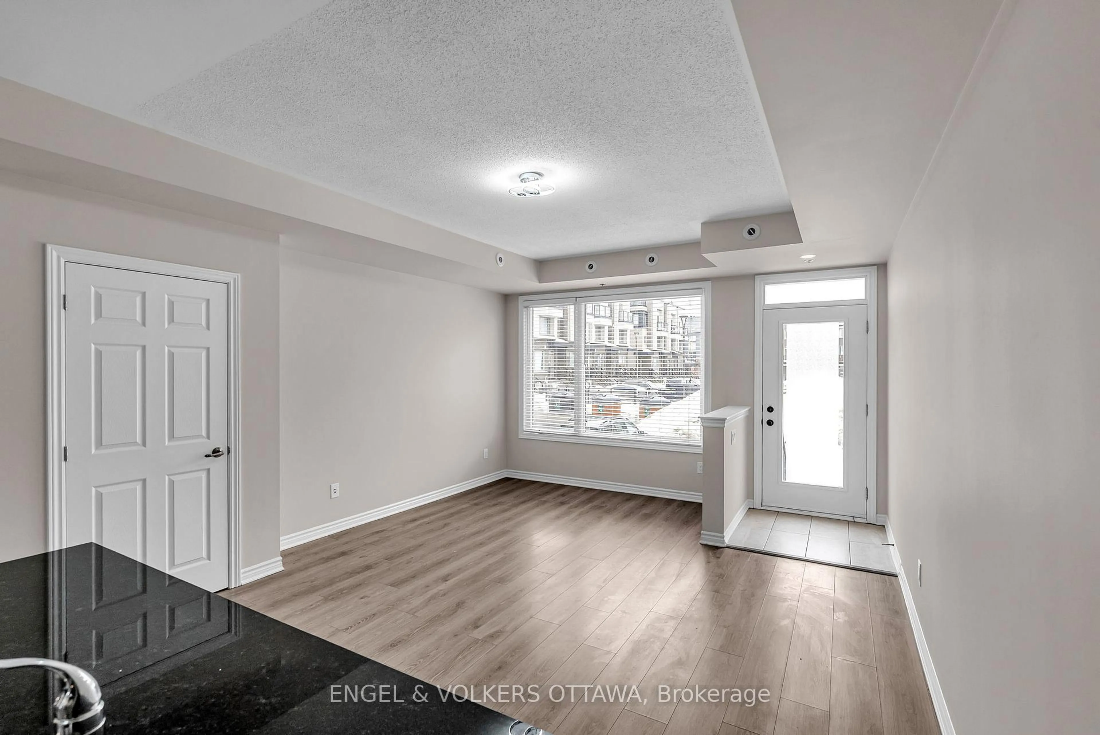 Indoor entryway for 539 Takamose Prviate, Manor Park - Cardinal Glen and Area Ontario K1K 5A4