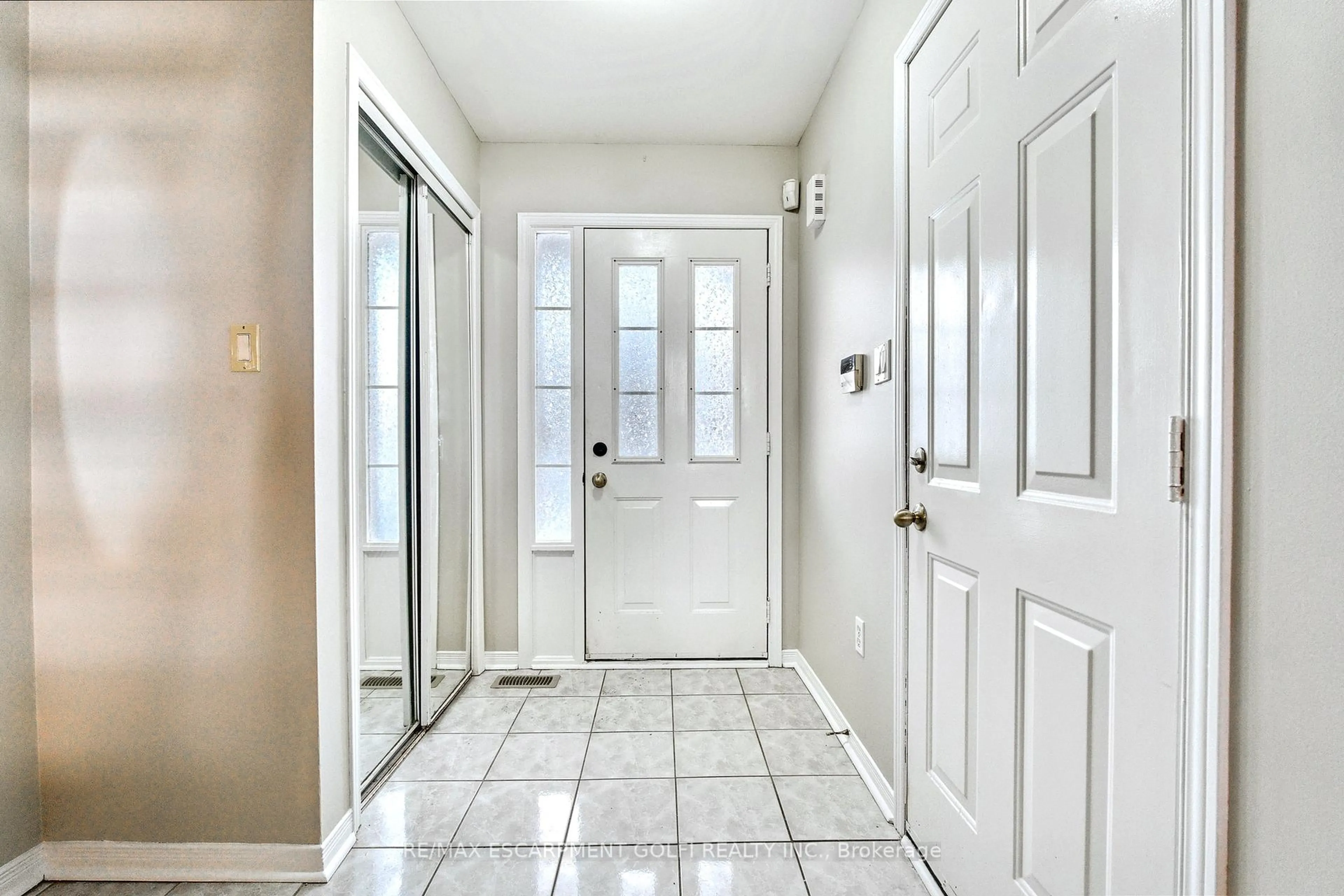 Indoor entryway for 800 Paramount Dr #31, Hamilton Ontario L8J 3V7