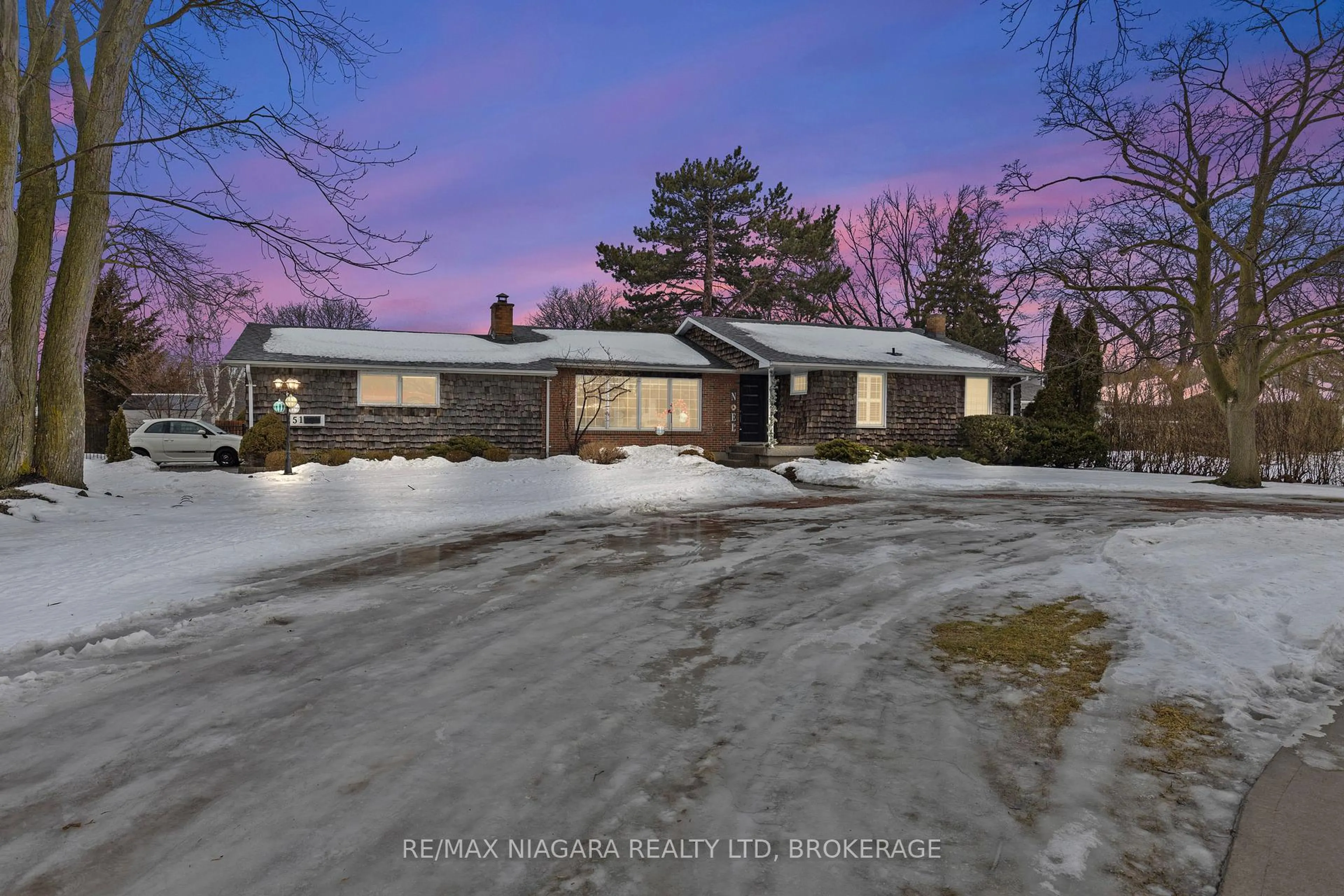 A pic from outside/outdoor area/front of a property/back of a property/a pic from drone, mountain view for 51 Lakeshore Rd, St. Catharines Ontario L2N 2T3