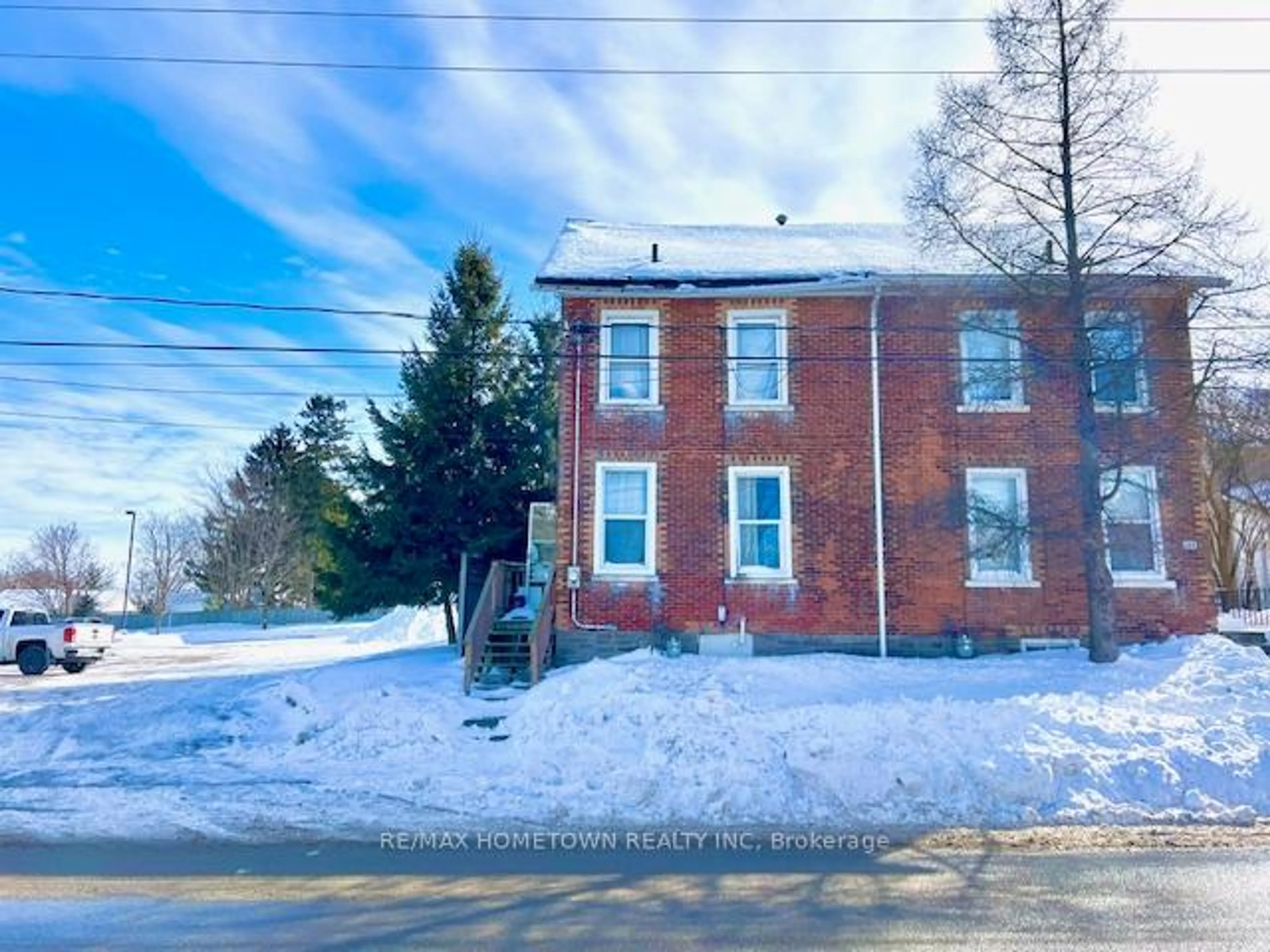 A pic from outside/outdoor area/front of a property/back of a property/a pic from drone, building for 135 Pearl St, Brockville Ontario K6V 1R2