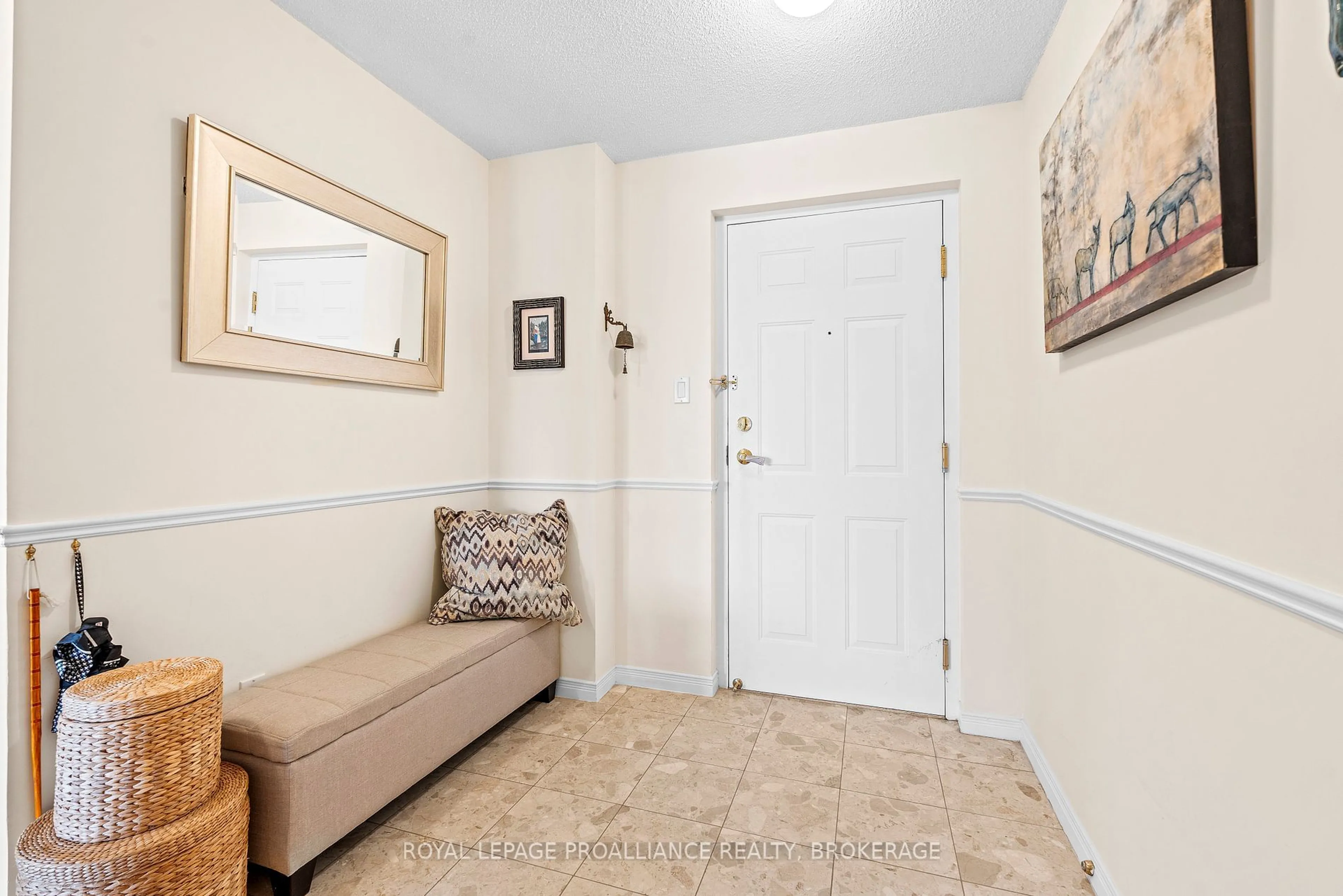 Indoor entryway for 1000 King St #502, Kingston Ontario K7M 8H3