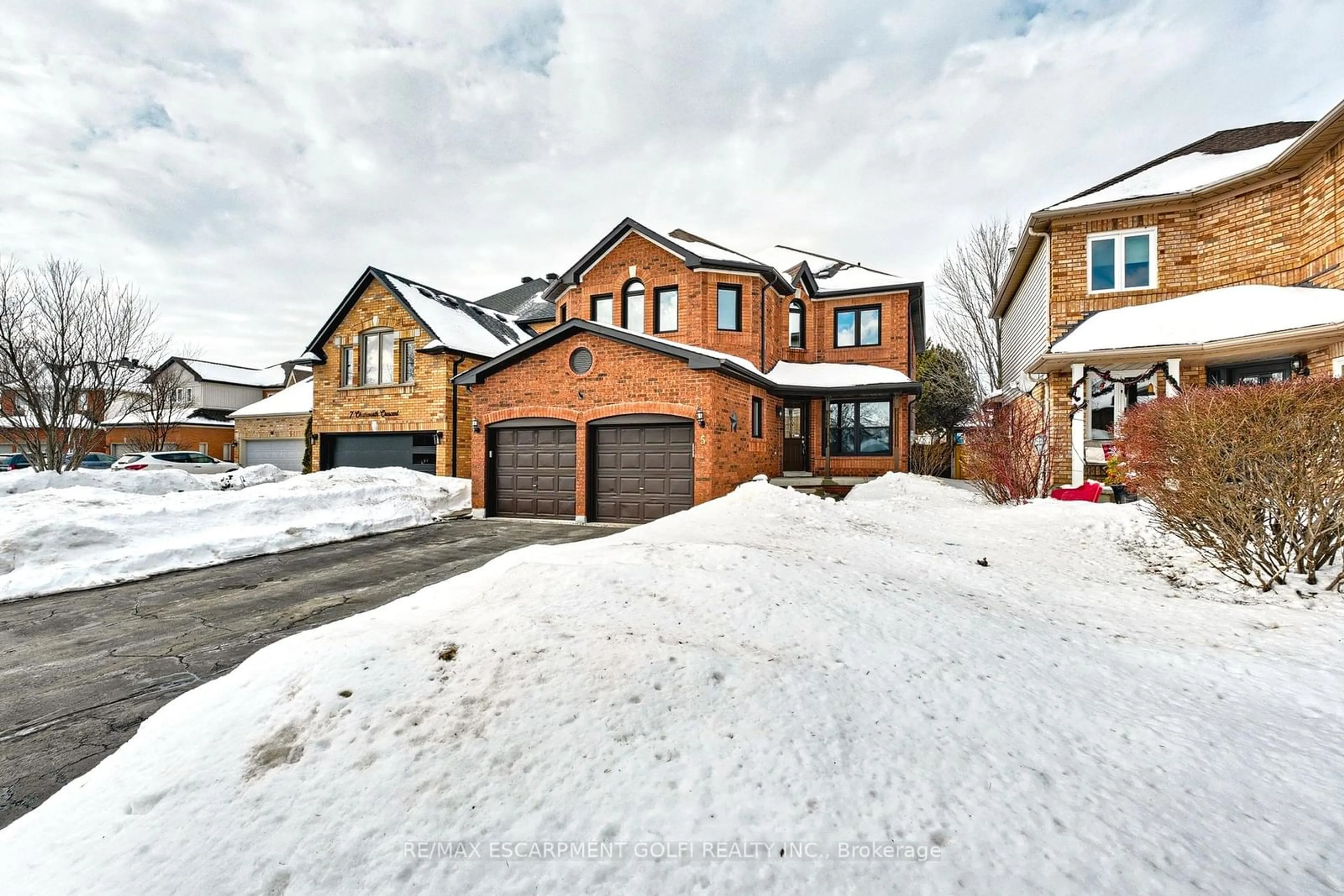 A pic from outside/outdoor area/front of a property/back of a property/a pic from drone, street for 5 Chatsworth Cres, Hamilton Ontario L8B 0N6