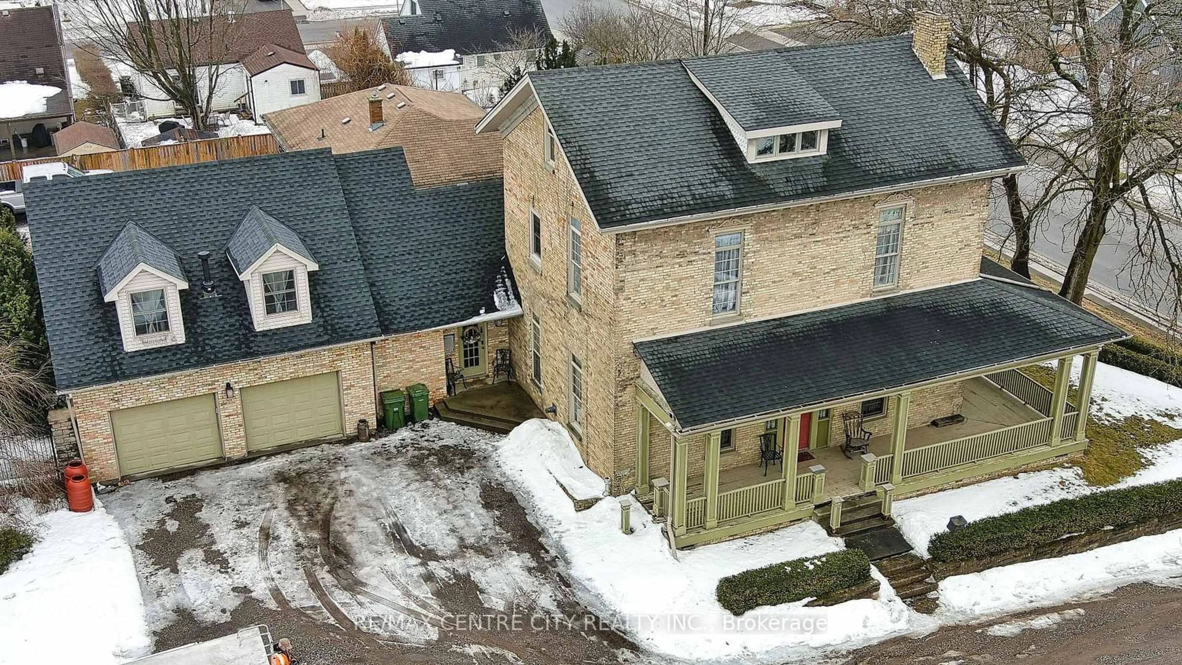 A pic from outside/outdoor area/front of a property/back of a property/a pic from drone, building for 21 PARKSIDE Dr, St. Thomas Ontario N5R 3T8