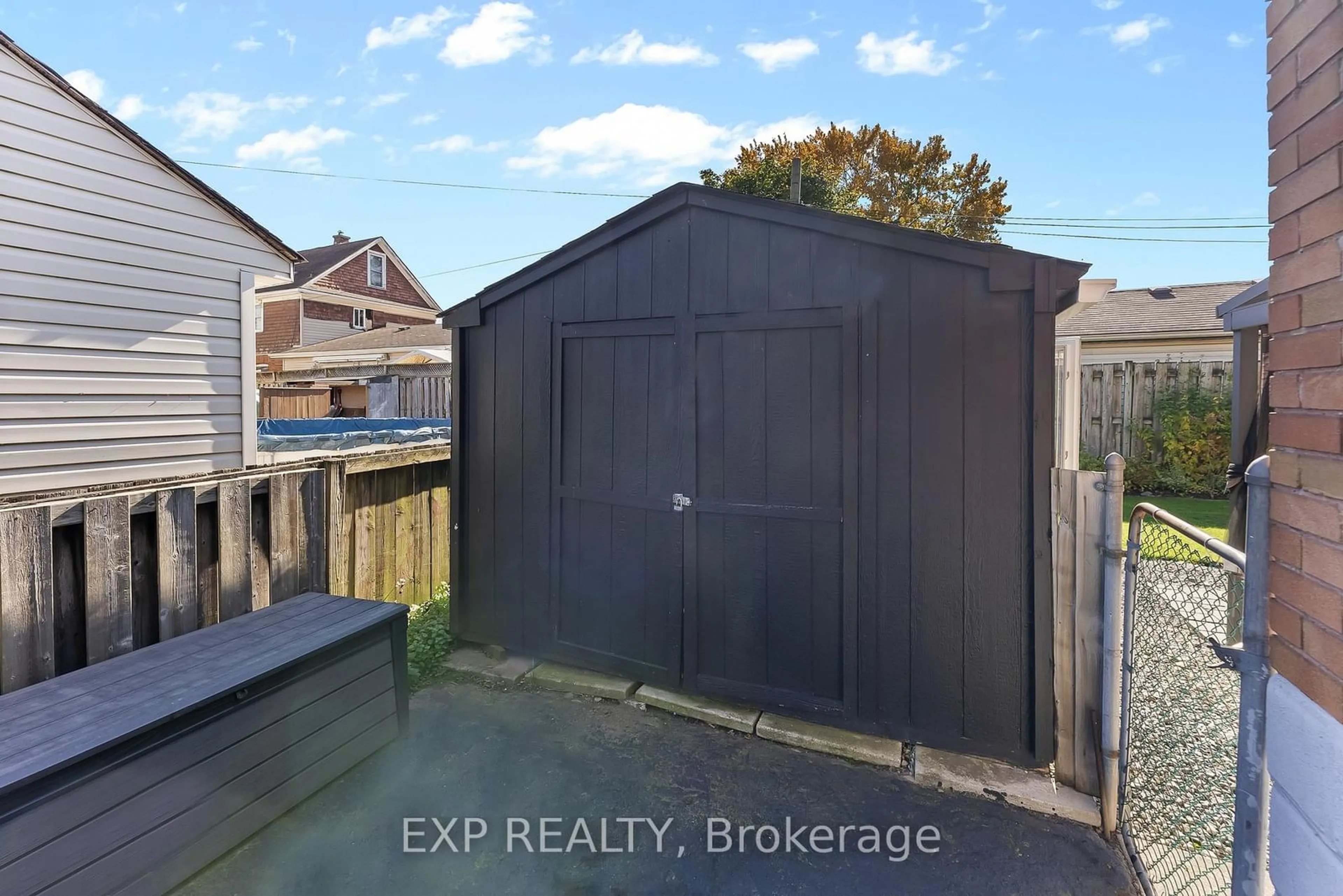 A pic from outside/outdoor area/front of a property/back of a property/a pic from drone, street for 5130 Huron St, Niagara Falls Ontario L2E 2J9