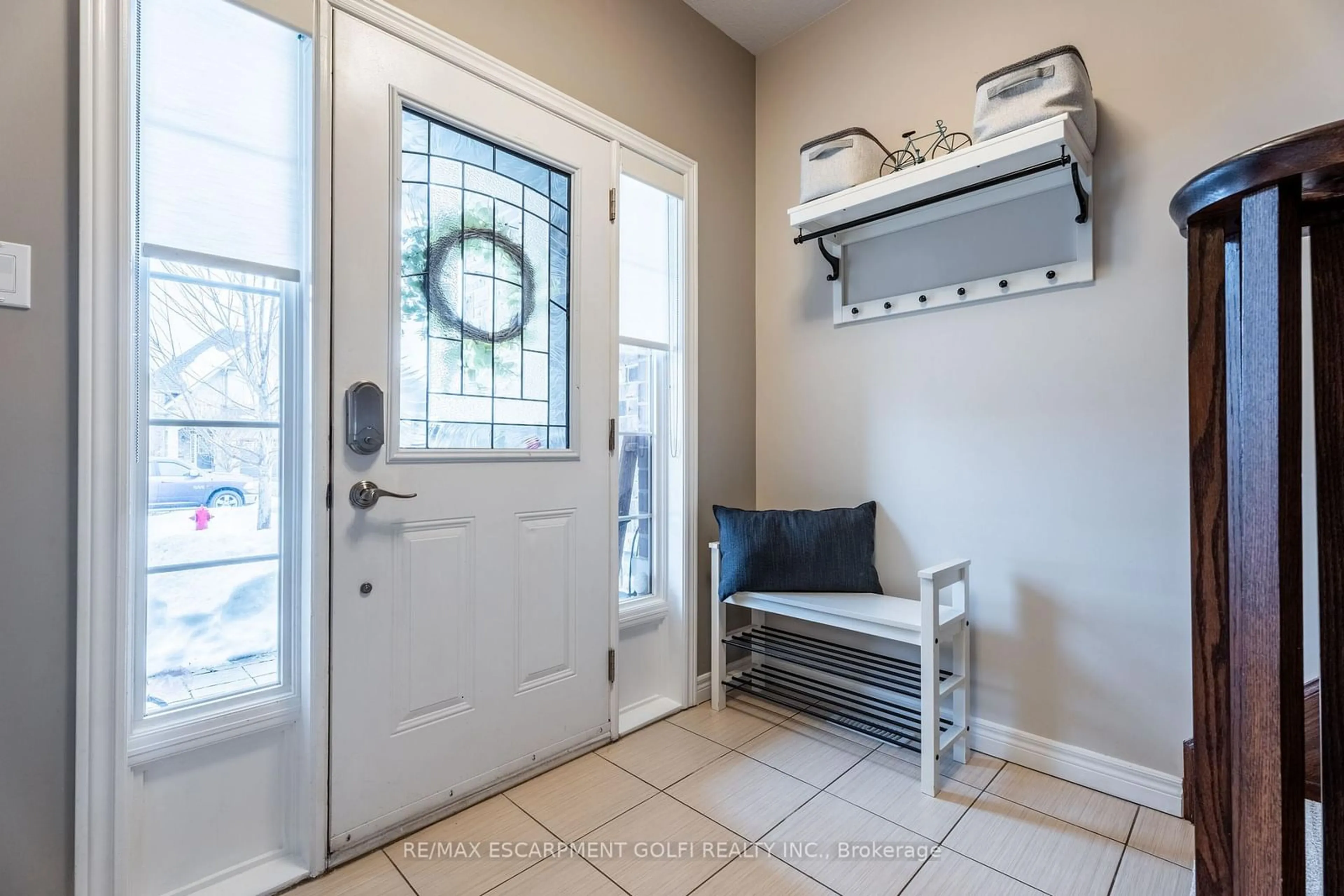 Indoor entryway for 48 Galileo Dr, Hamilton Ontario L8E 0H1