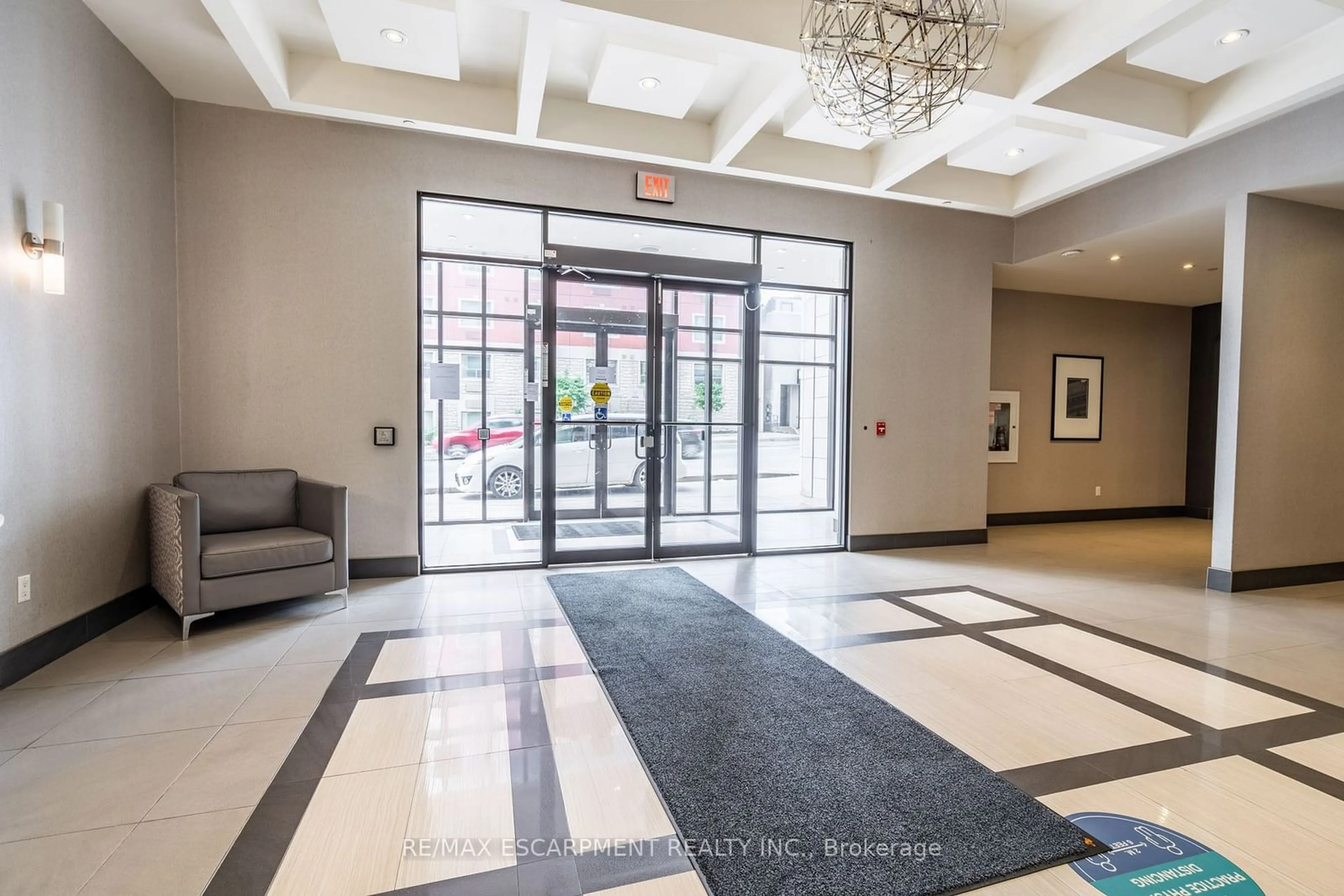 Indoor foyer for 150 Main St #316, Hamilton Ontario L8P 1H8