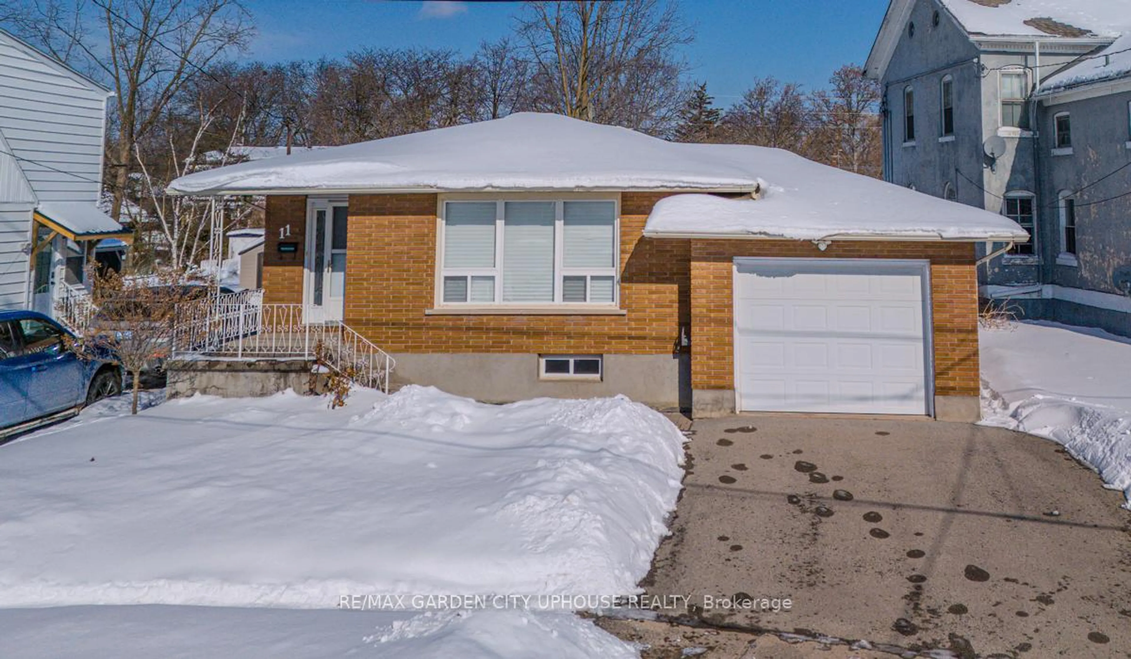 Home with vinyl exterior material, street for 11 Karen Ave, St. Catharines Ontario L2M 5Y1