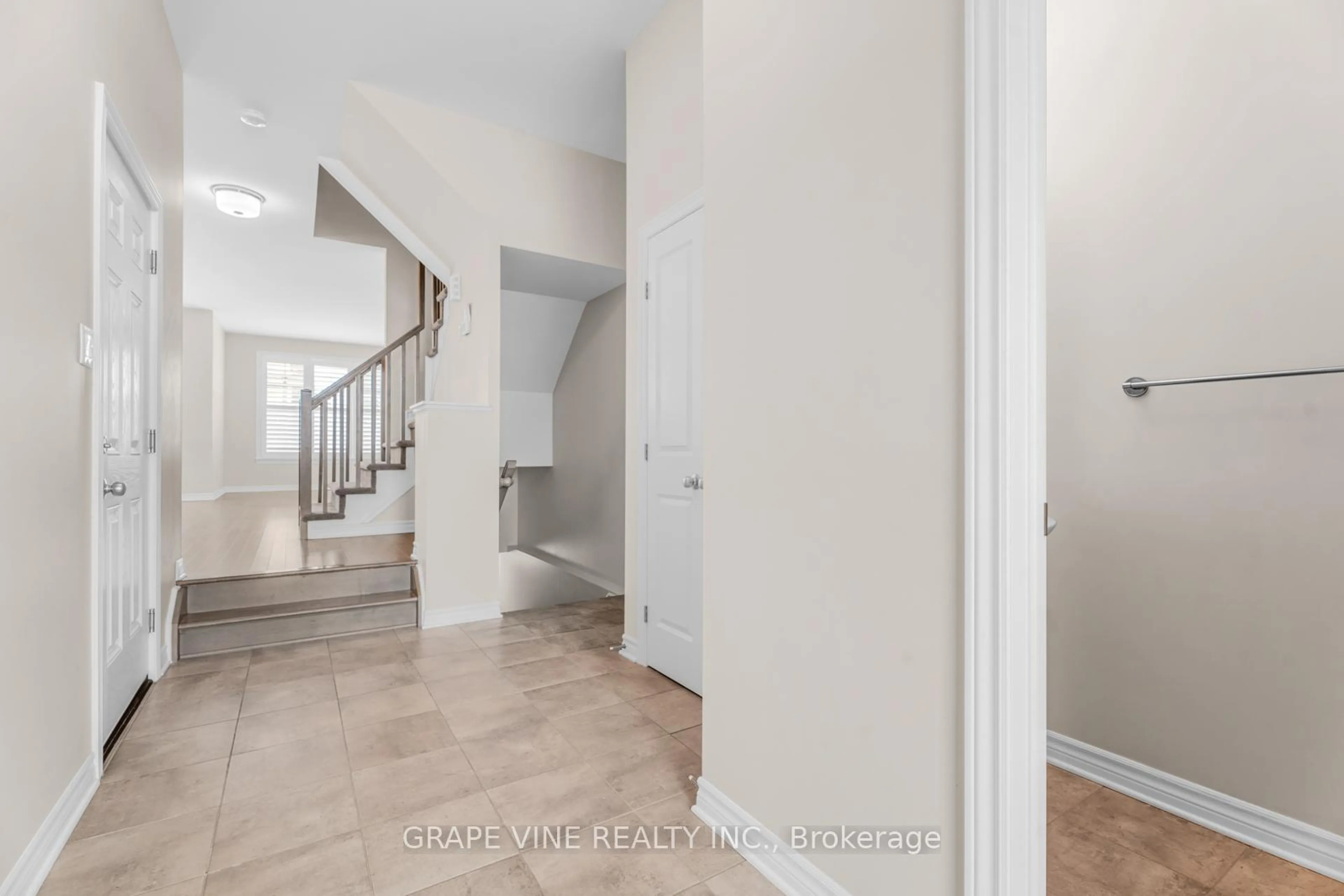 Indoor entryway for 927 Geographe Terr, Orleans - Cumberland and Area Ontario K4A 1J6