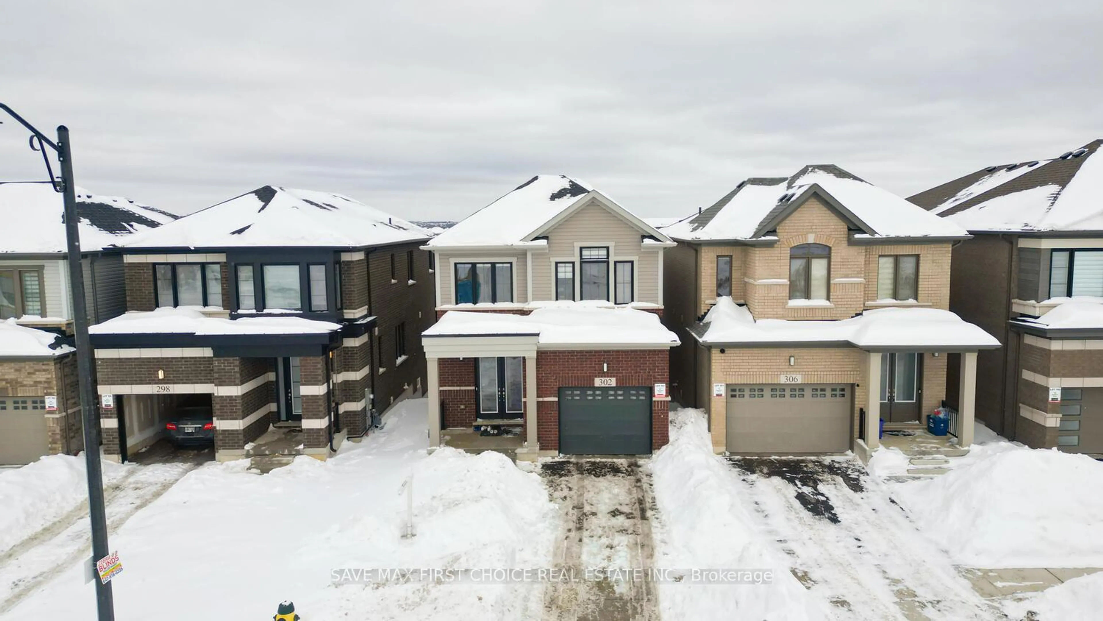 A pic from outside/outdoor area/front of a property/back of a property/a pic from drone, street for 302 Newman Dr, Cambridge Ontario N1S 0E1