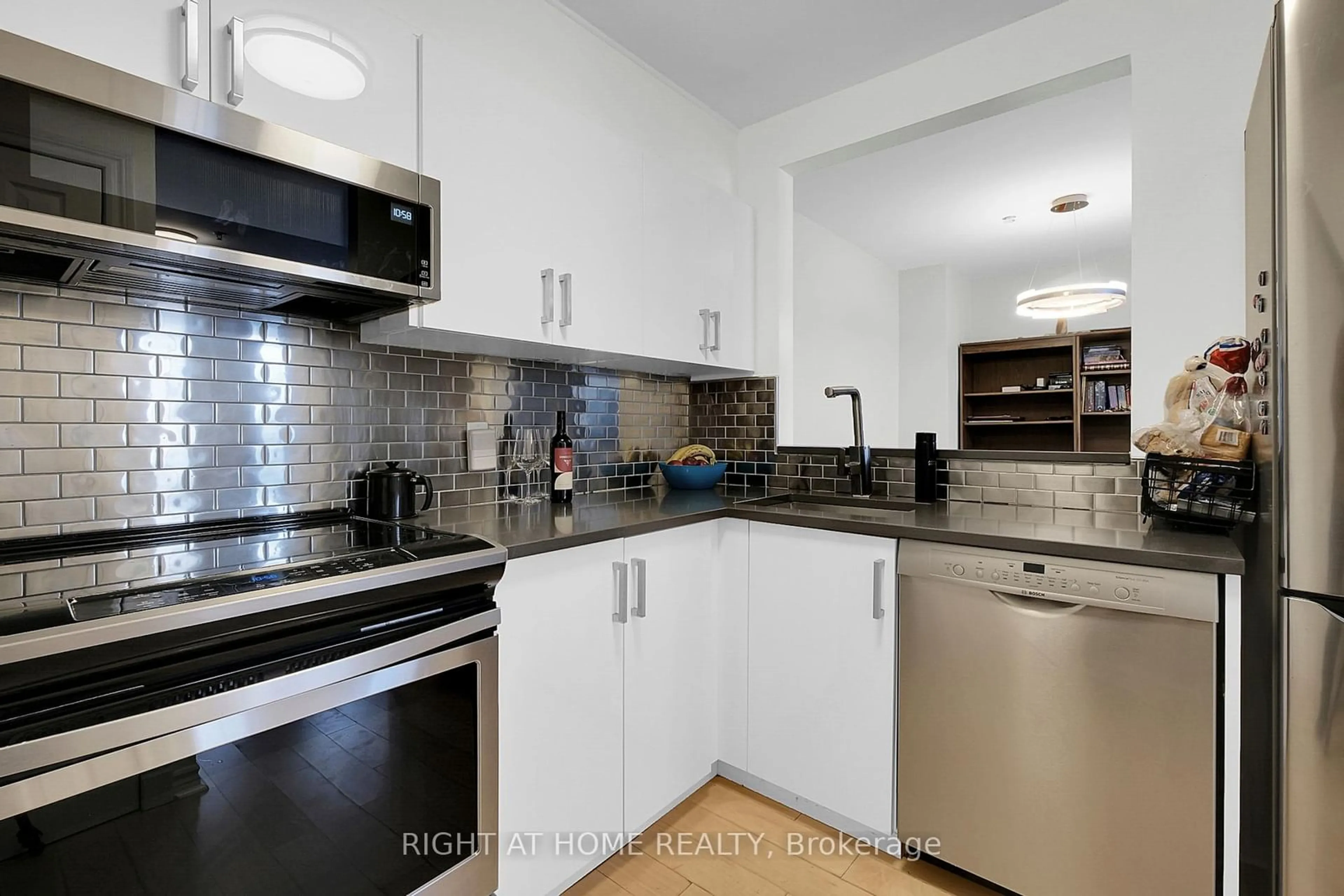 Standard kitchen, ceramic/tile floor for 313 St Patrick St ##H, Lower Town - Sandy Hill Ontario K1N 5K6