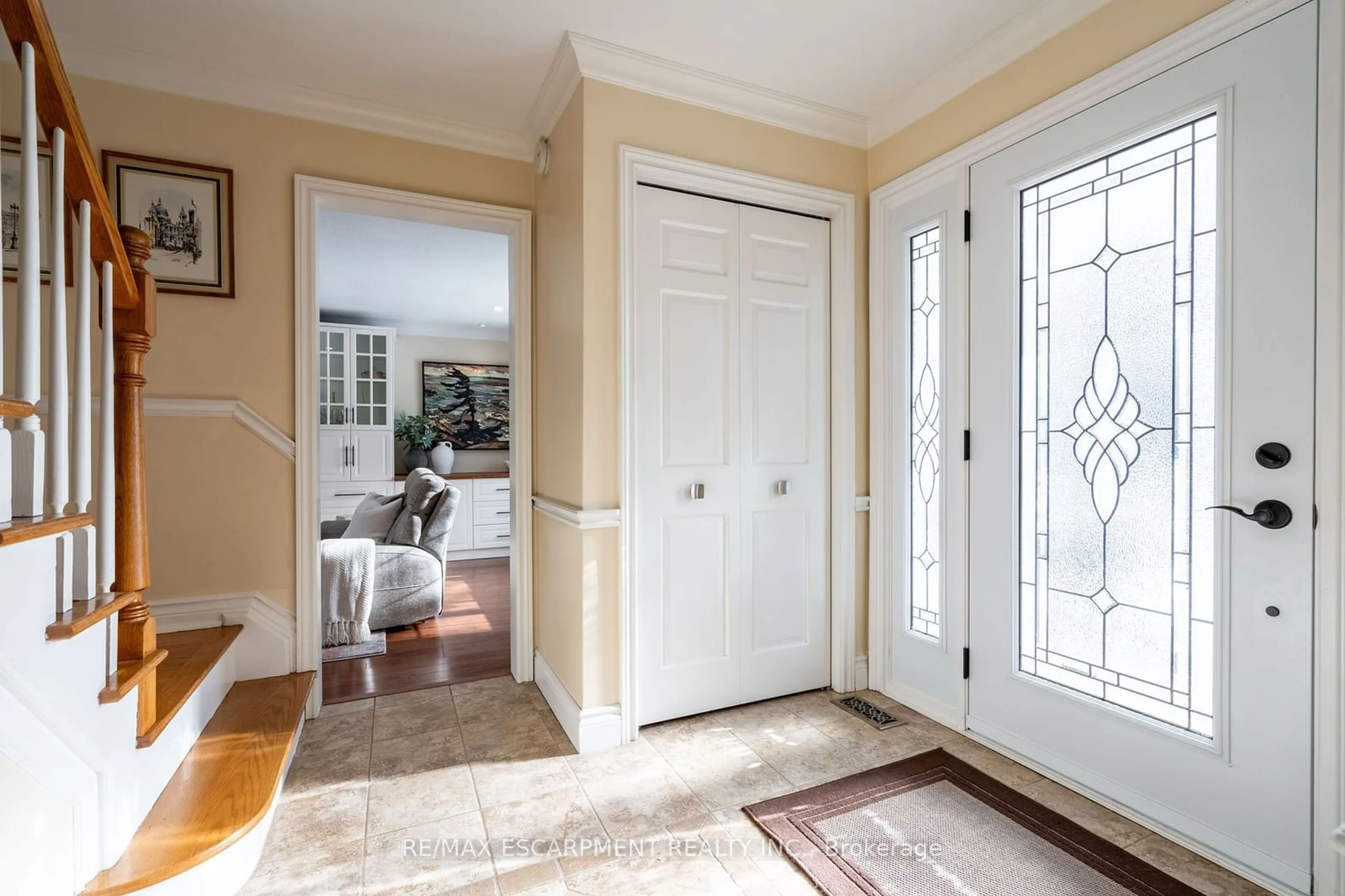 Indoor entryway for 13 Wildan Dr, Hamilton Ontario L8N 2Z7