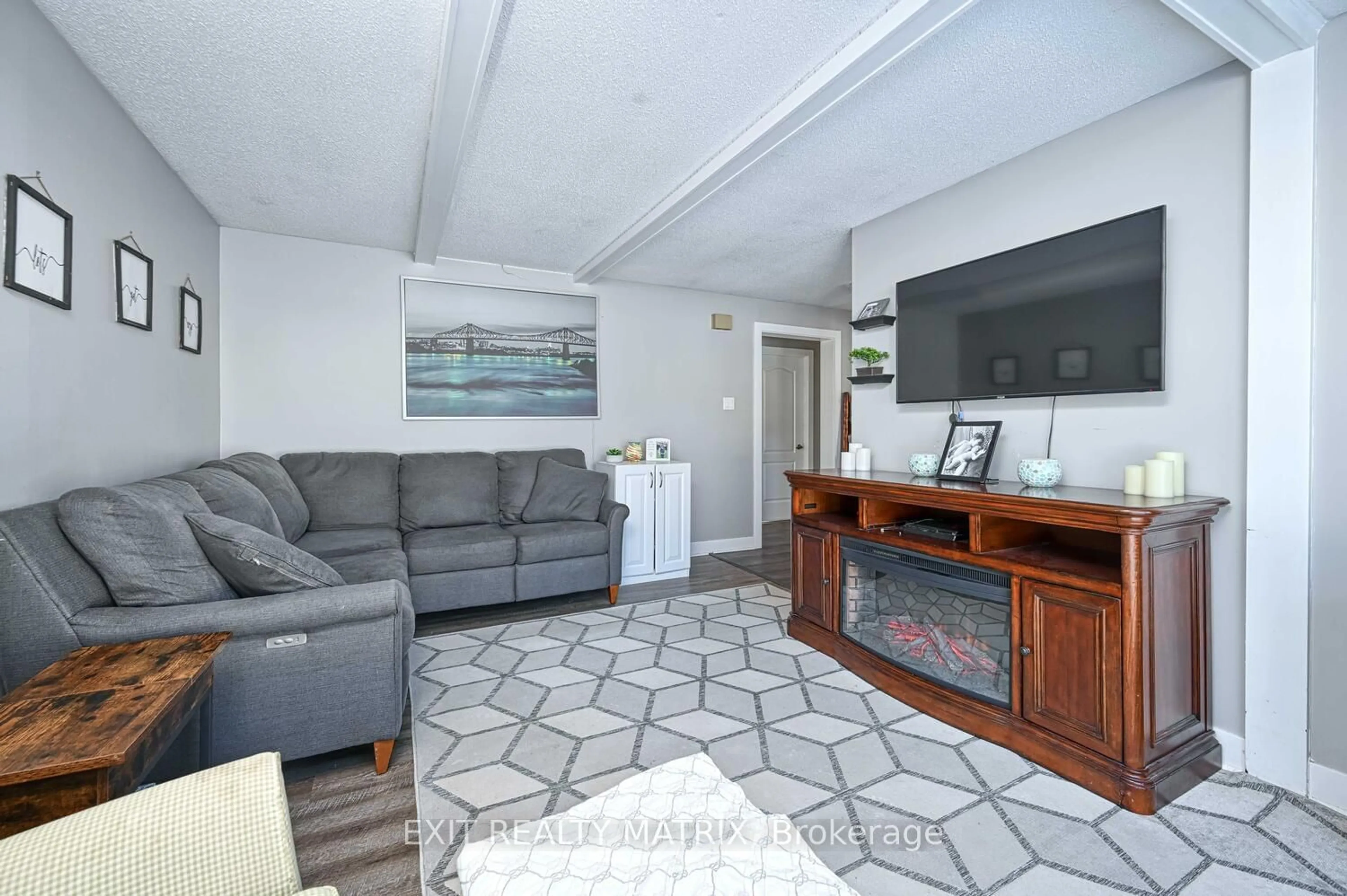 Living room with furniture, unknown for 7776 Lawrence St, Greely - Metcalfe - Osgoode - Vernon and Area Ontario K0A 3J0