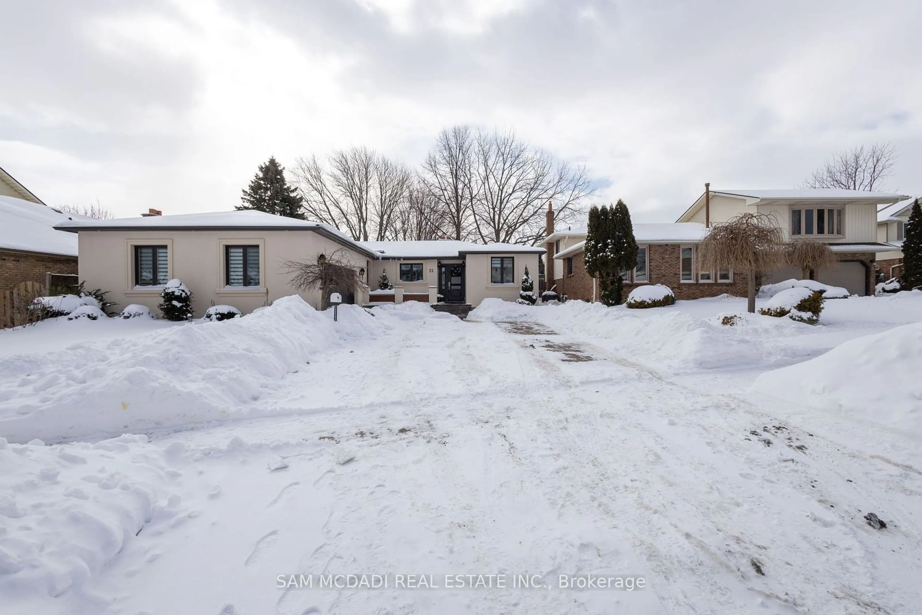 A pic from outside/outdoor area/front of a property/back of a property/a pic from drone, street for 12 Cheval Dr, Grimsby Ontario L3M 4P9