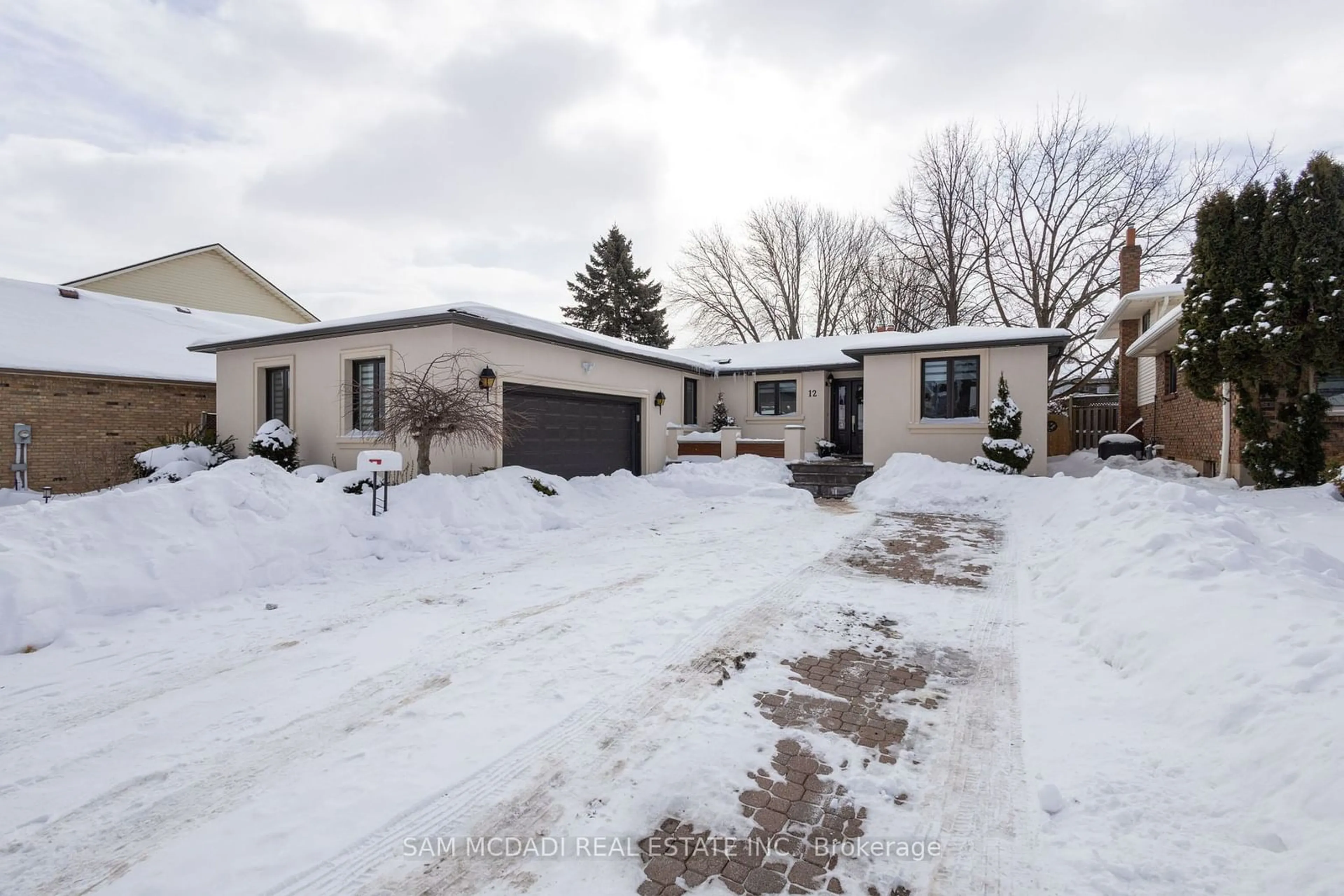 A pic from outside/outdoor area/front of a property/back of a property/a pic from drone, street for 12 Cheval Dr, Grimsby Ontario L3M 4P9