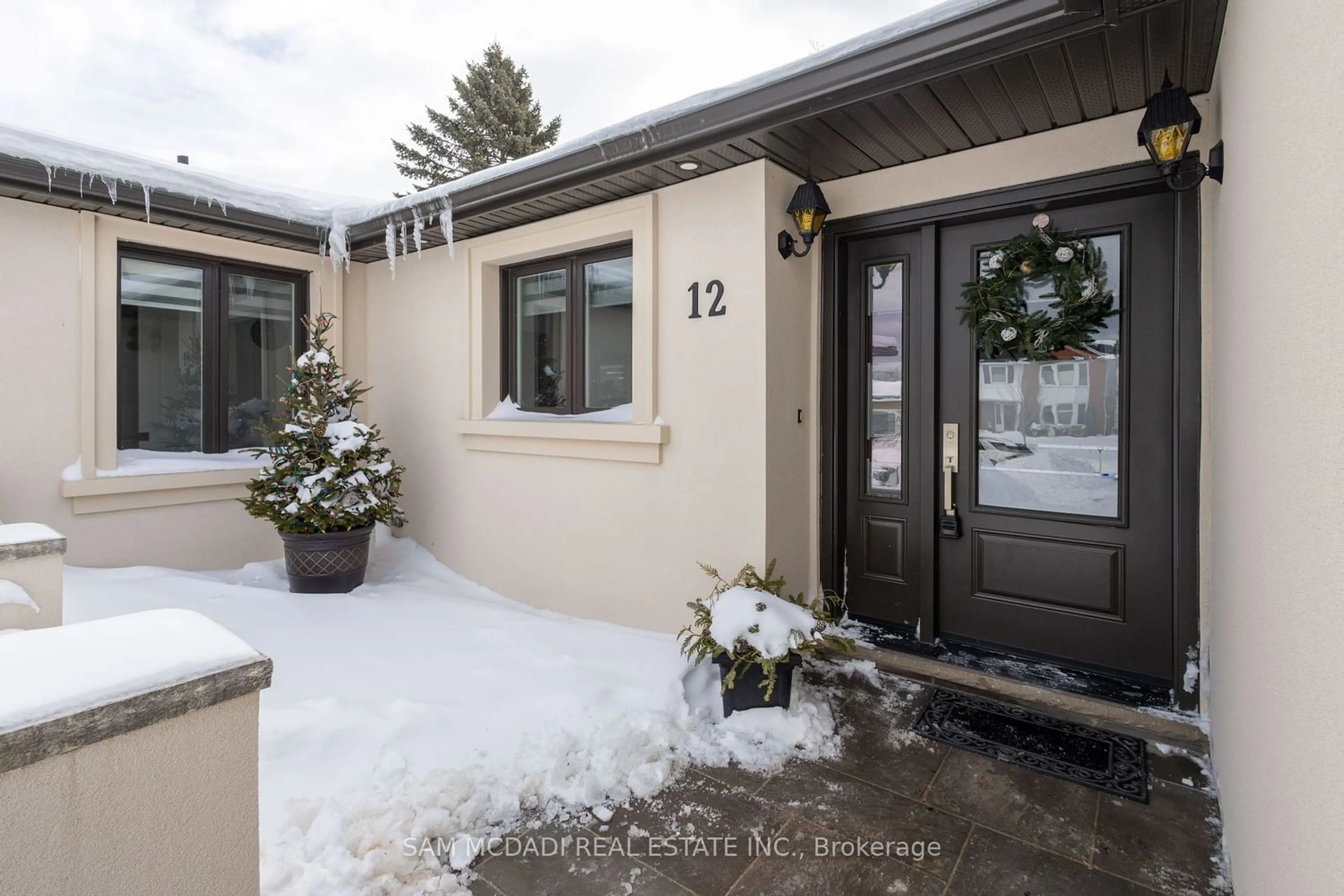 Indoor entryway for 12 Cheval Dr, Grimsby Ontario L3M 4P9