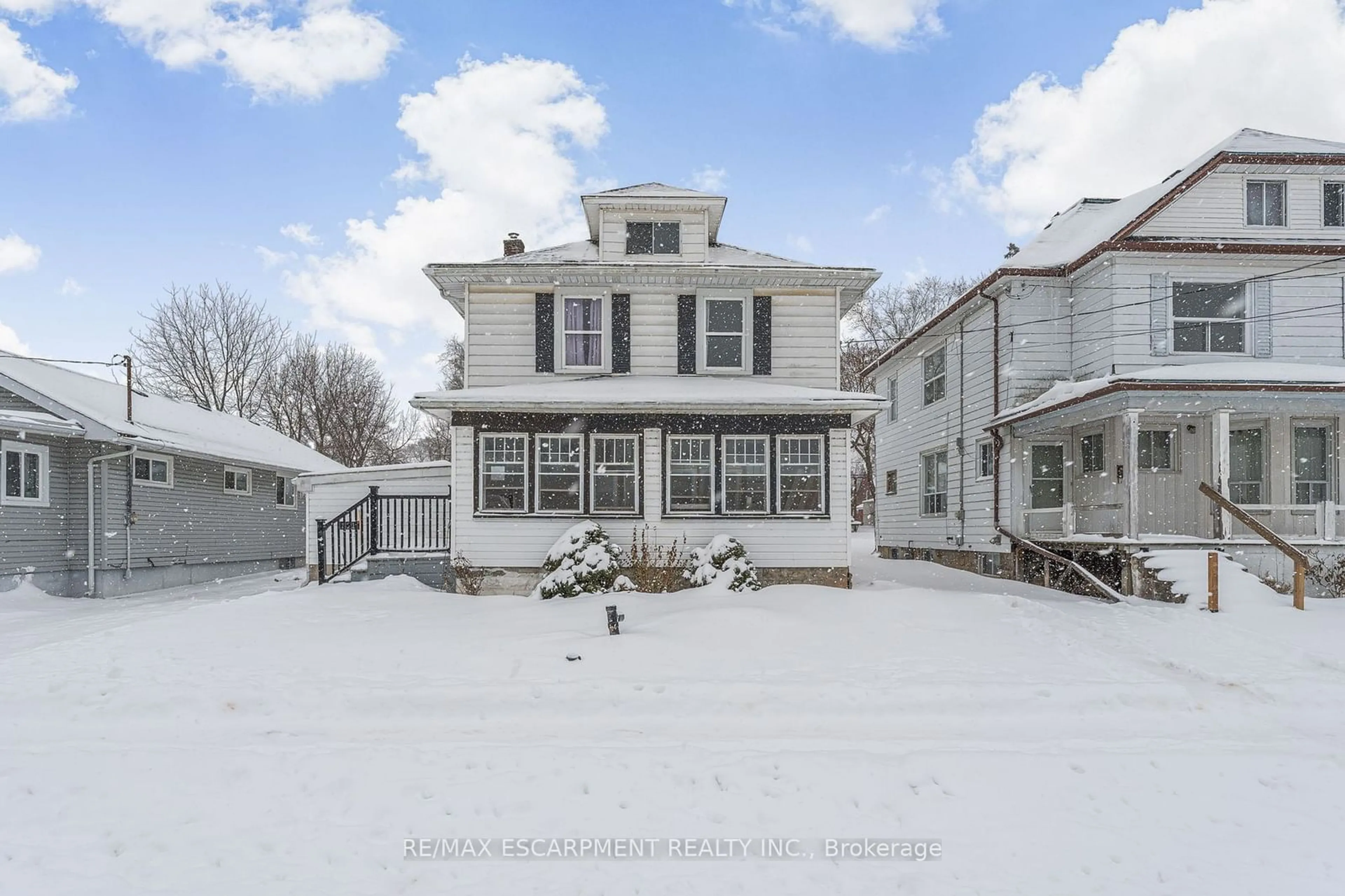 A pic from outside/outdoor area/front of a property/back of a property/a pic from drone, street for 221 Bowen Rd, Fort Erie Ontario L2A 2Y6