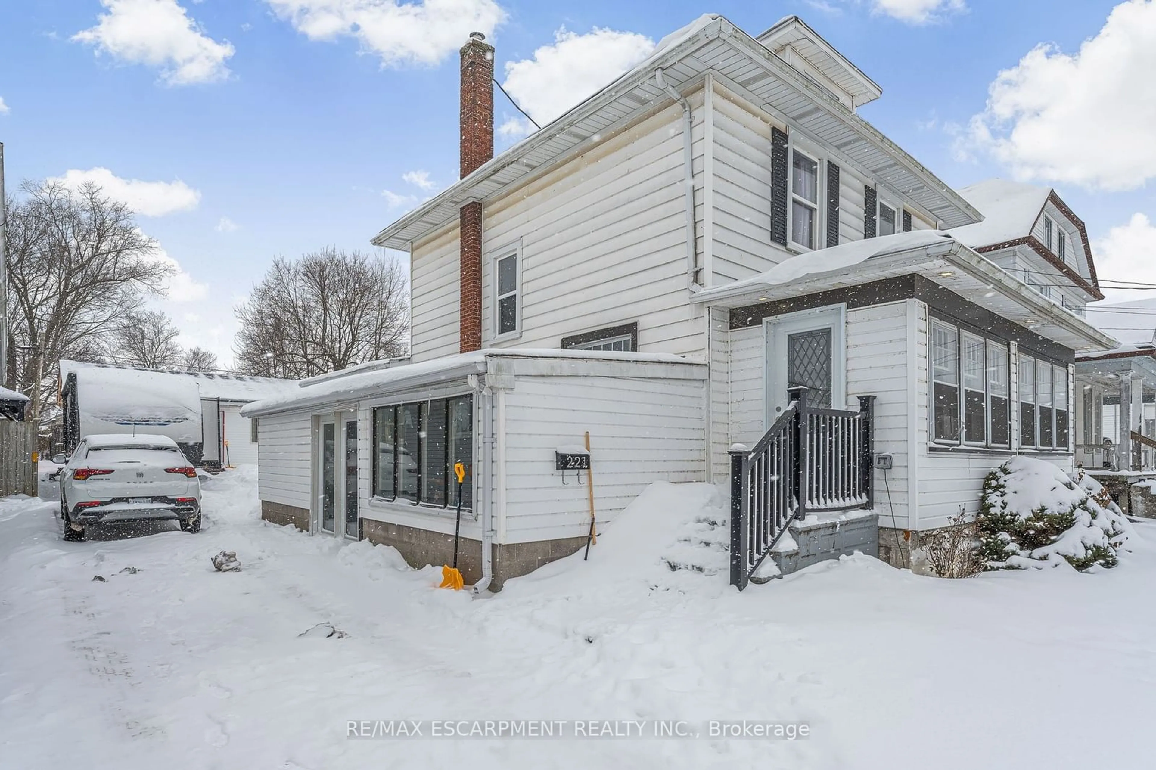 A pic from outside/outdoor area/front of a property/back of a property/a pic from drone, street for 221 Bowen Rd, Fort Erie Ontario L2A 2Y6