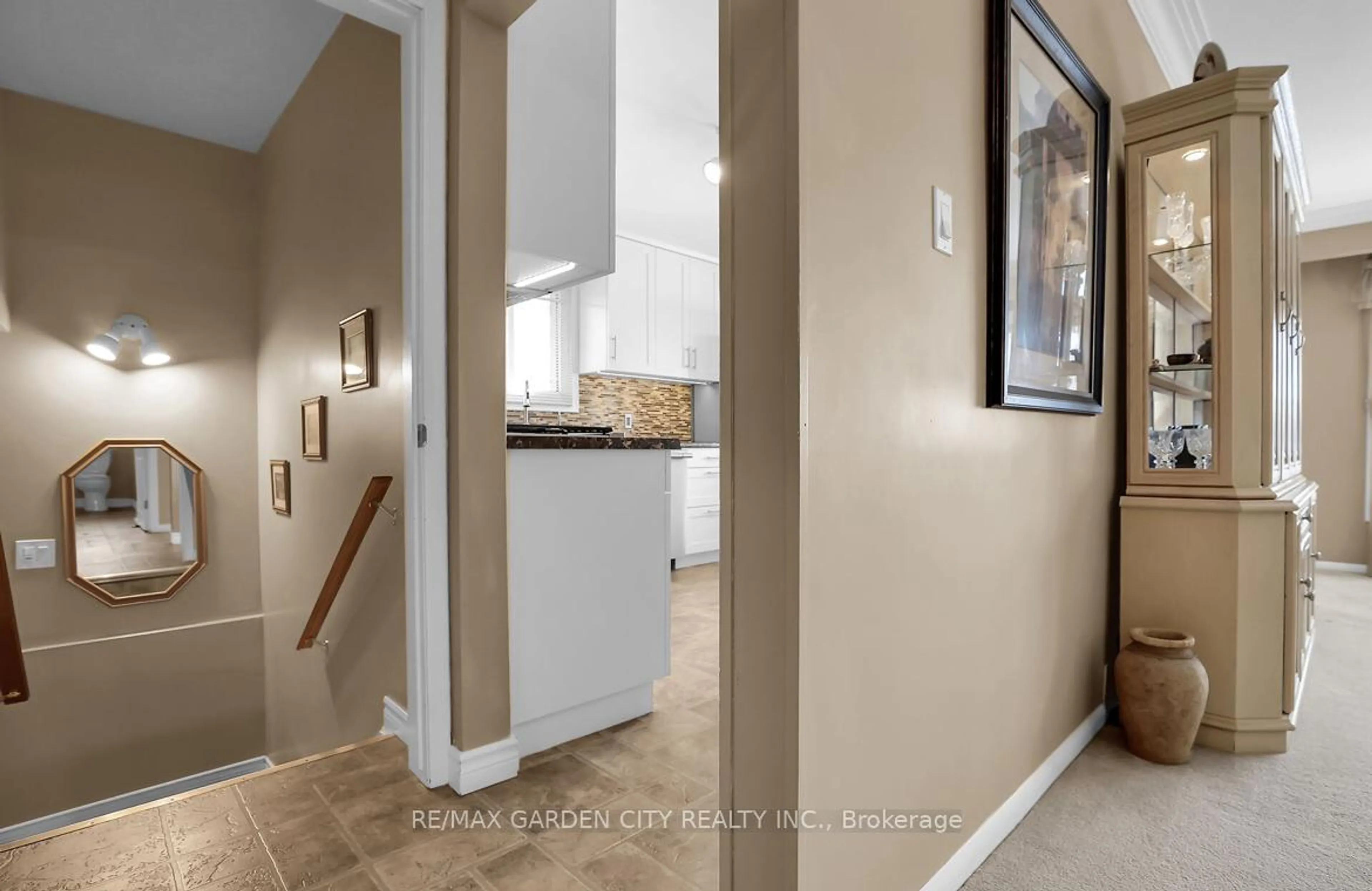 Indoor entryway for 101 Scott St, St. Catharines Ontario L2N 1G8