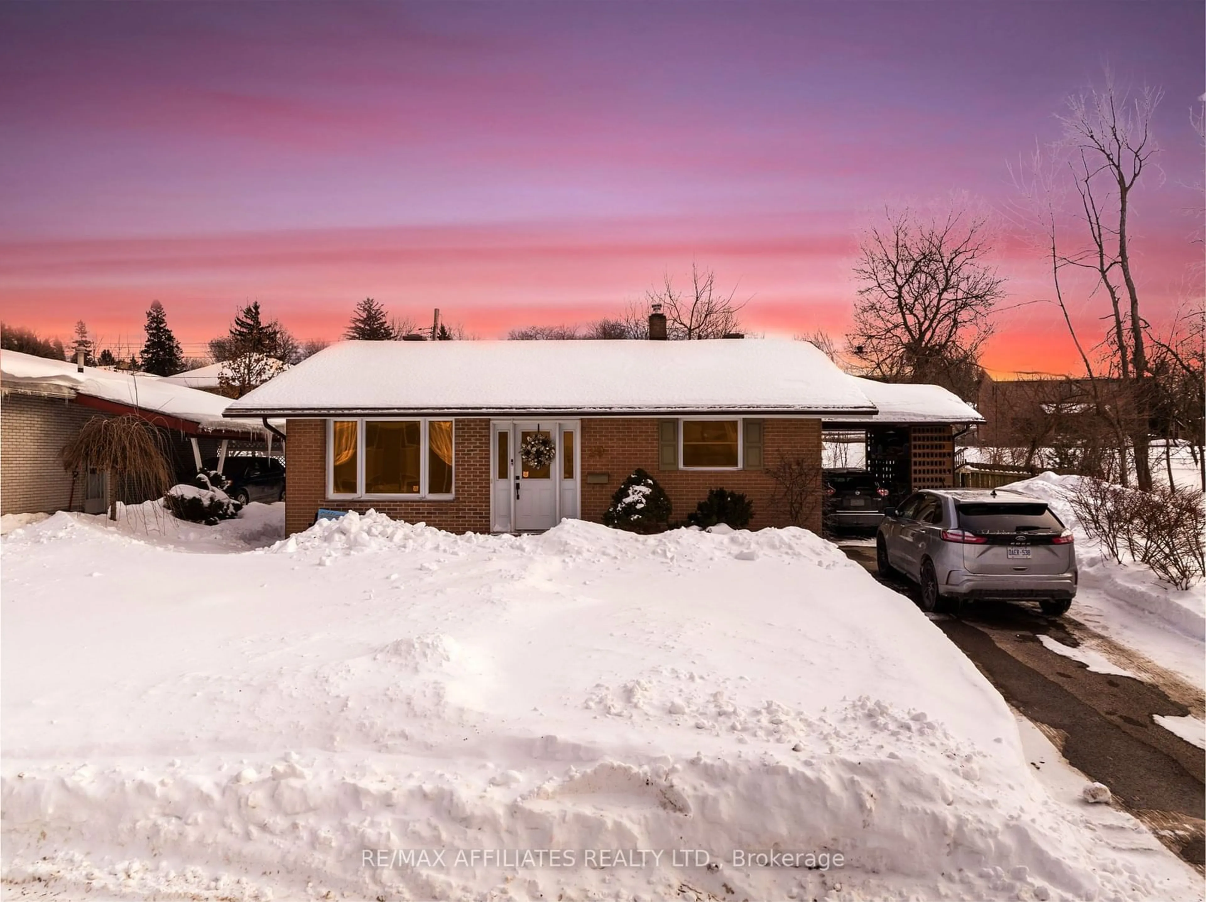 A pic from outside/outdoor area/front of a property/back of a property/a pic from drone, street for 29 Winters Crt, Brockville Ontario K6V 1T8