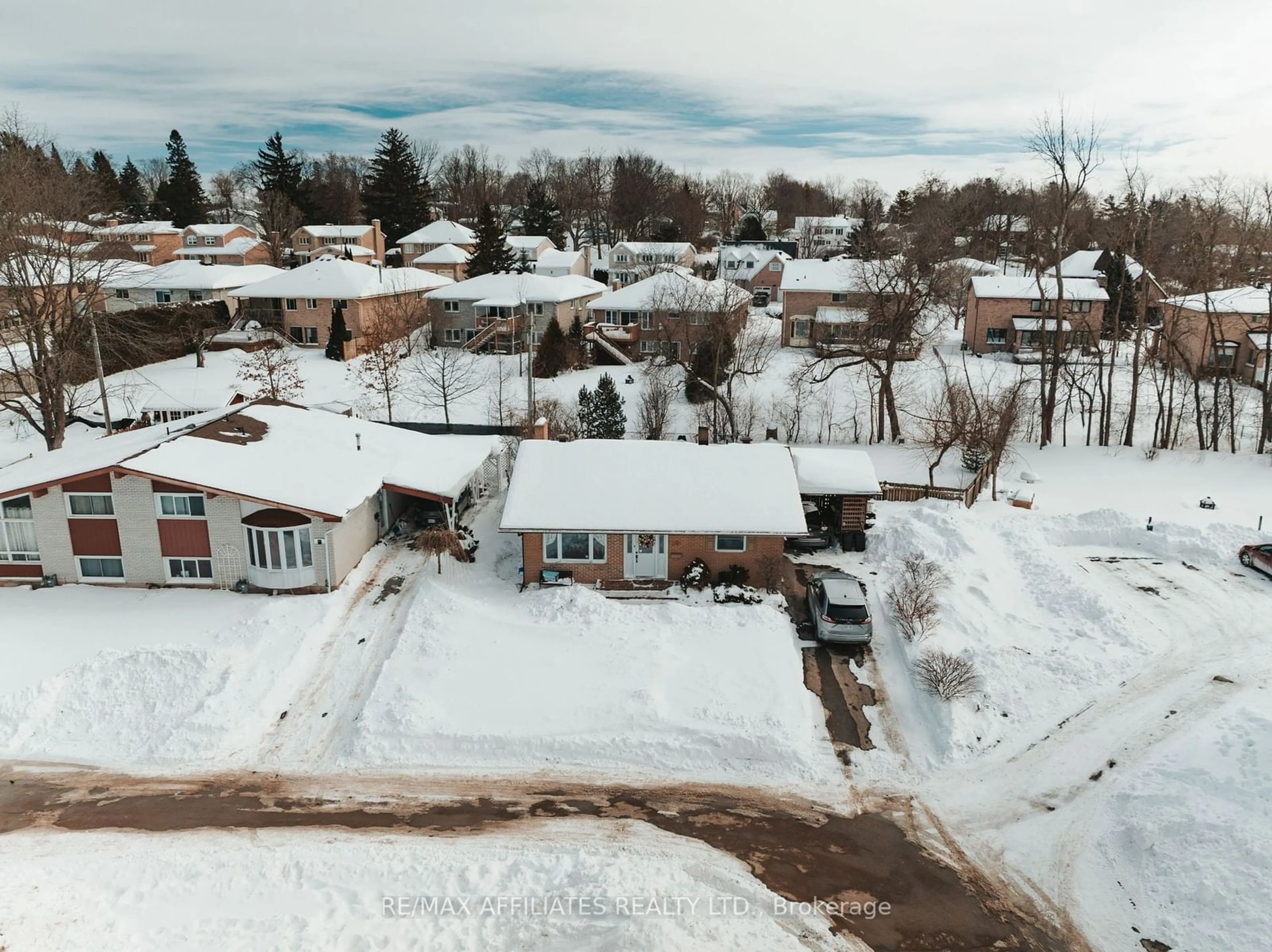 A pic from outside/outdoor area/front of a property/back of a property/a pic from drone, mountain view for 29 Winters Crt, Brockville Ontario K6V 1T8