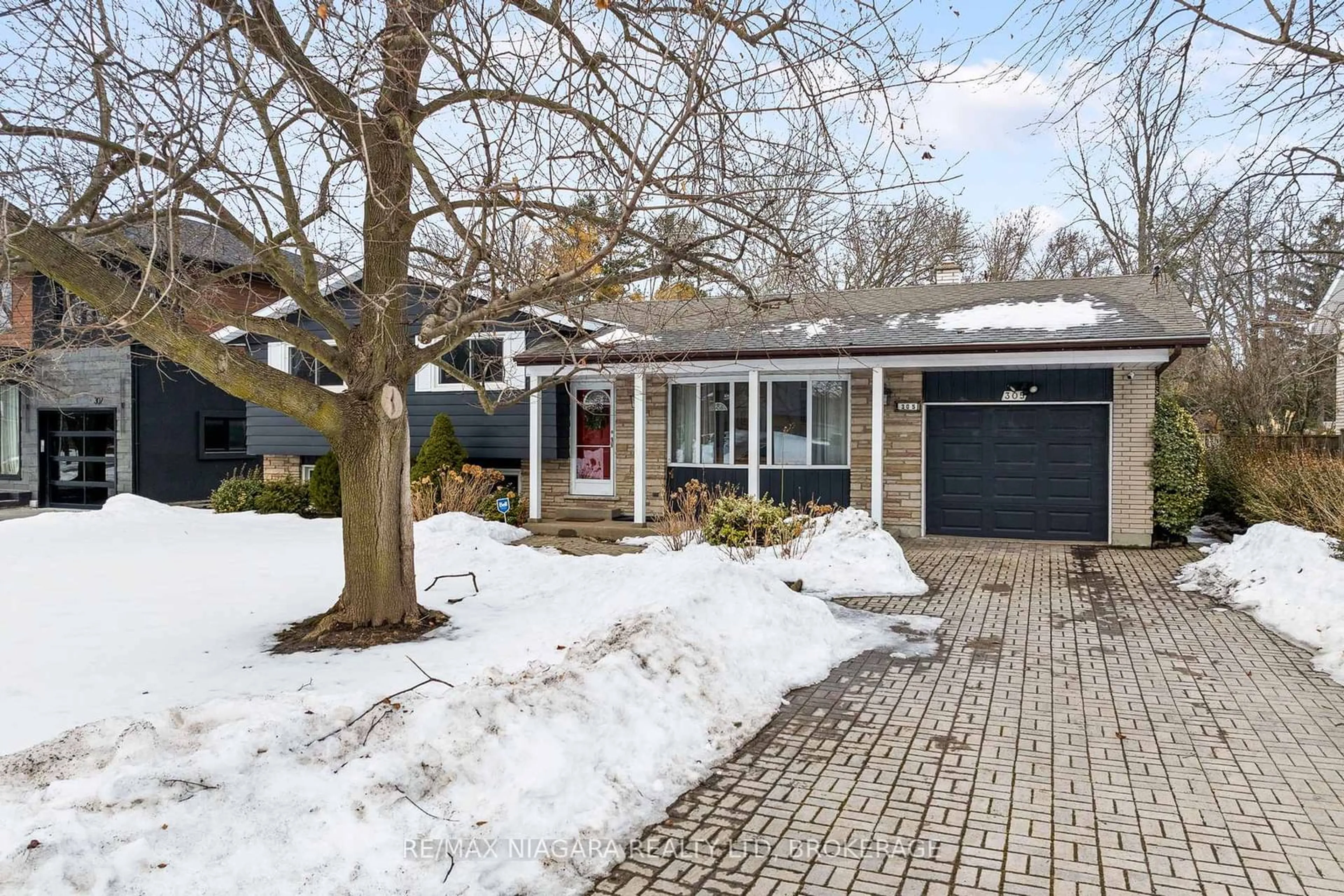 Home with brick exterior material, street for 305 CENTRE St, Niagara-on-the-Lake Ontario L0S 1J0