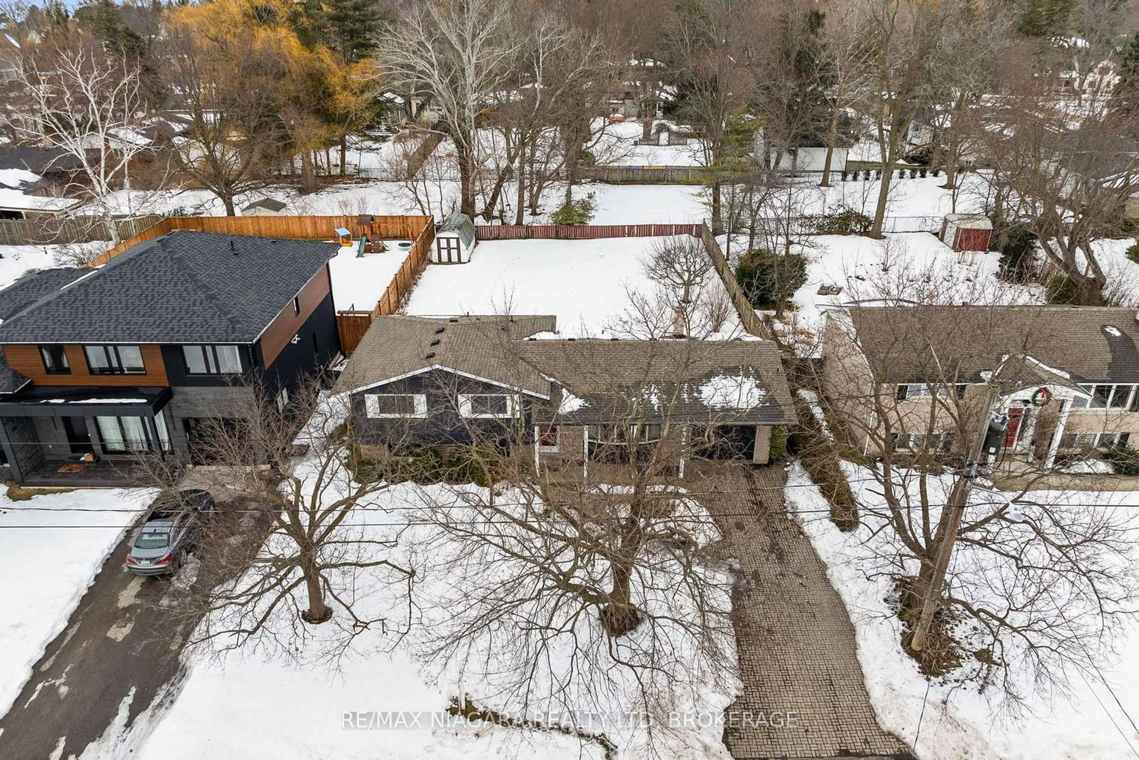 A pic from outside/outdoor area/front of a property/back of a property/a pic from drone, street for 305 CENTRE St, Niagara-on-the-Lake Ontario L0S 1J0