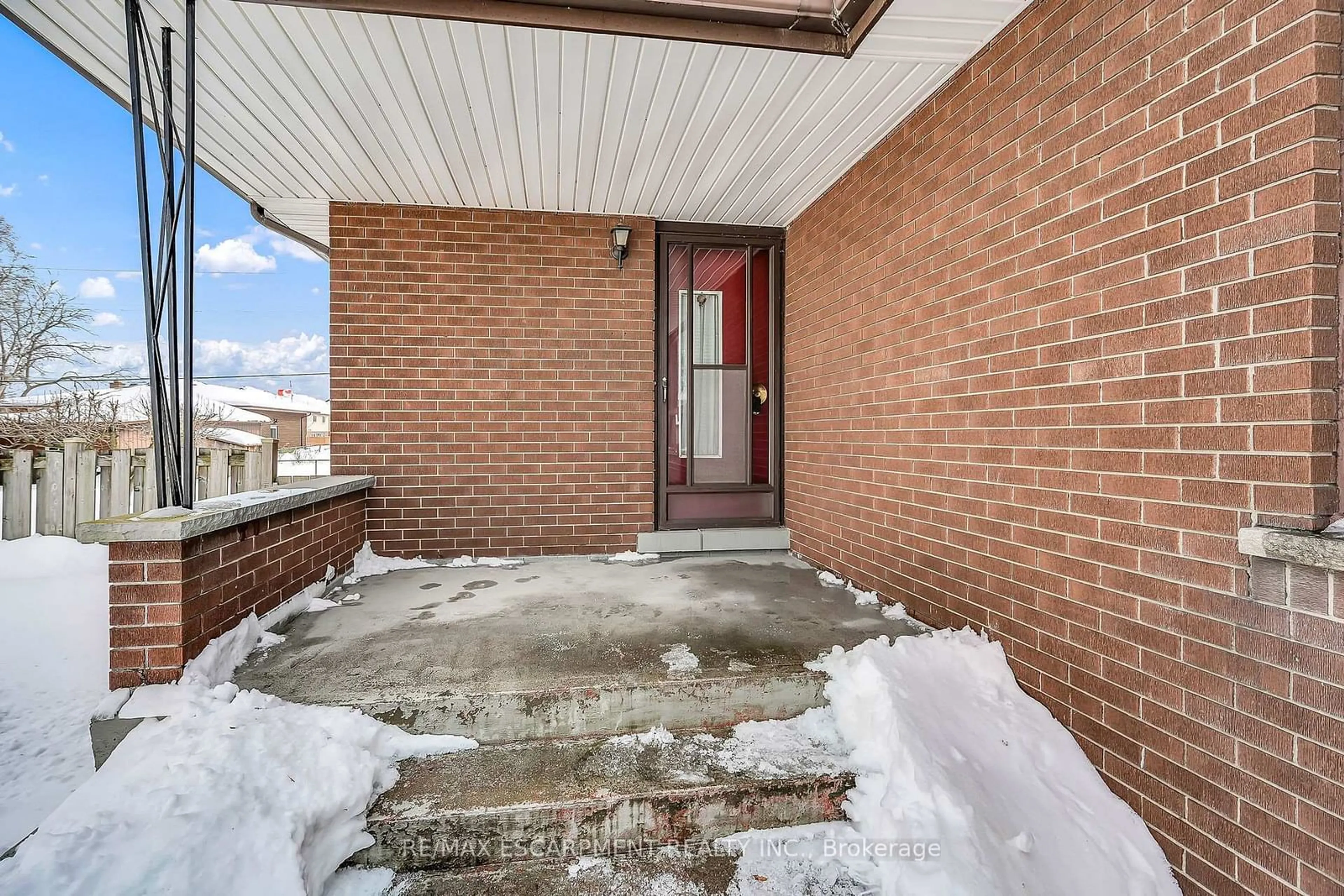 Indoor entryway for 41 Crane Crt, Hamilton Ontario L9A 3Z1