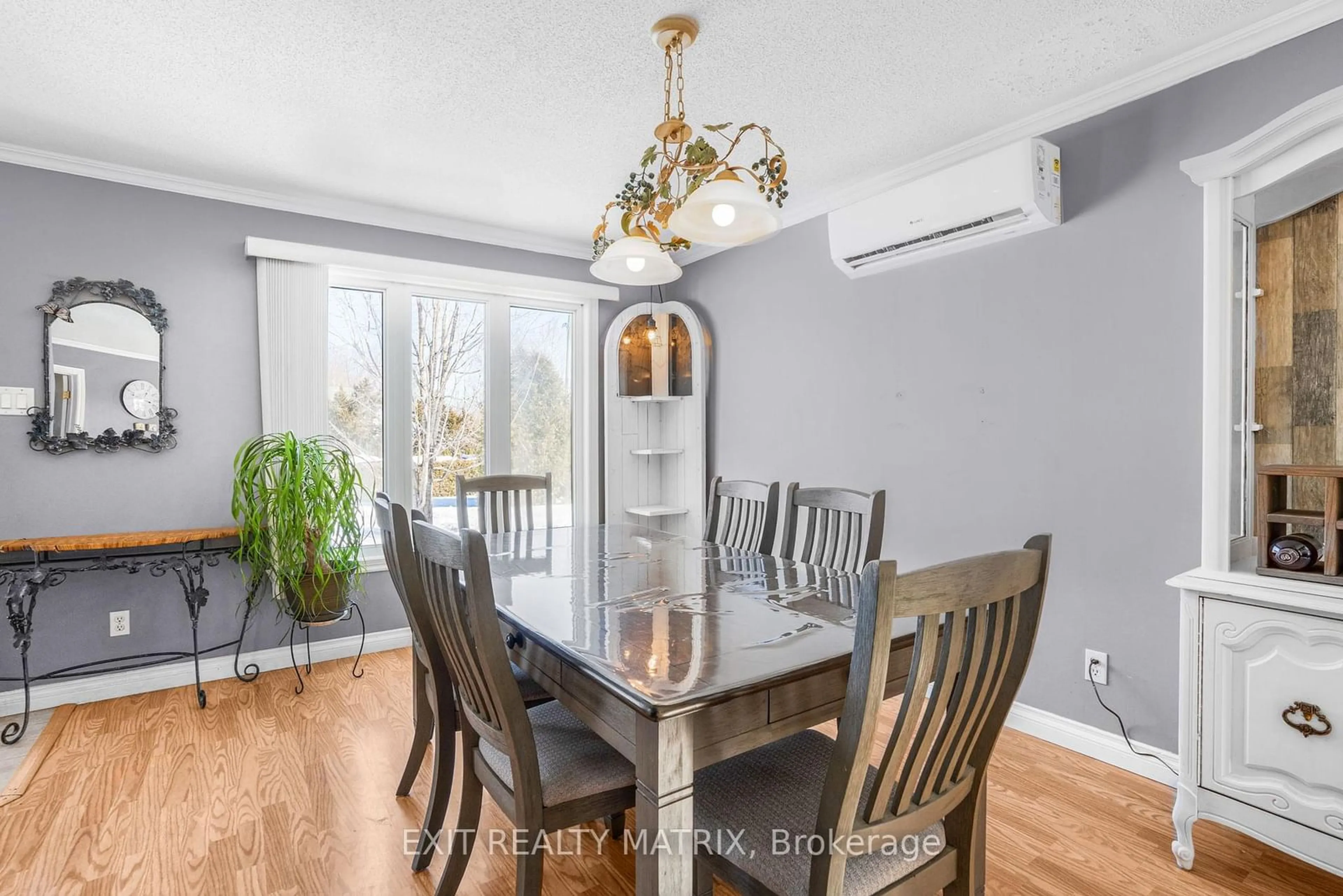 Dining room, wood/laminate floor for 2880 Greenlane Rd, East Hawkesbury Ontario K6A 0C8