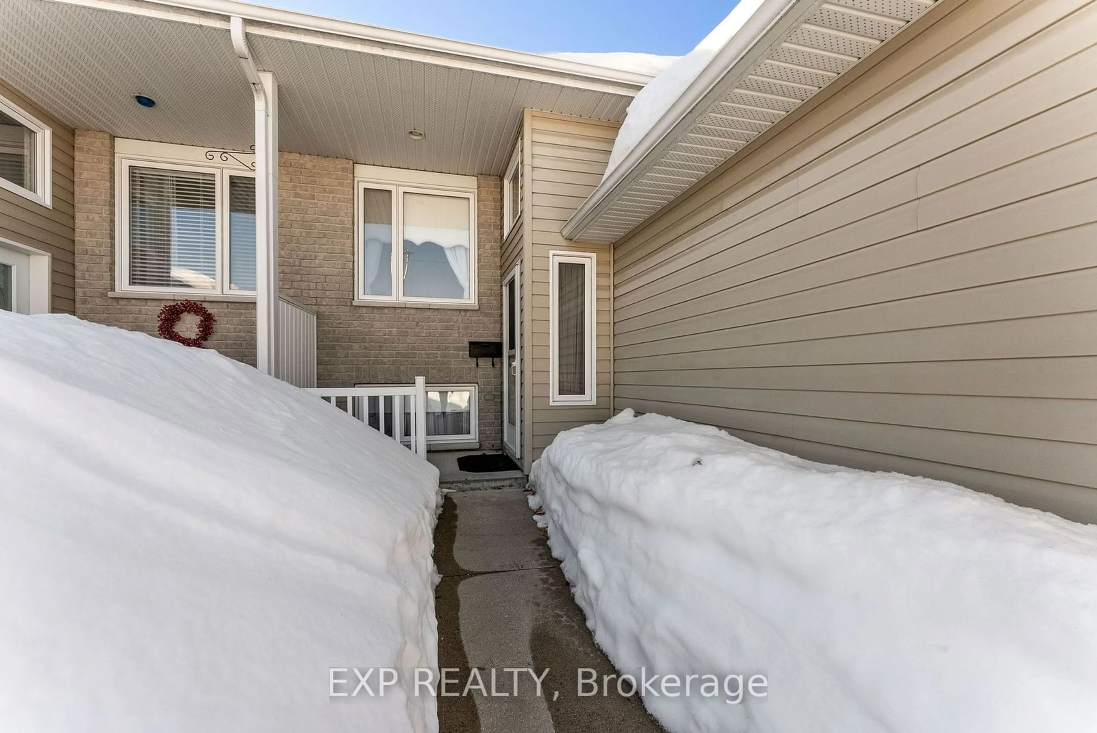 Indoor entryway for 840 Eighth St, Renfrew Ontario K7V 4K9