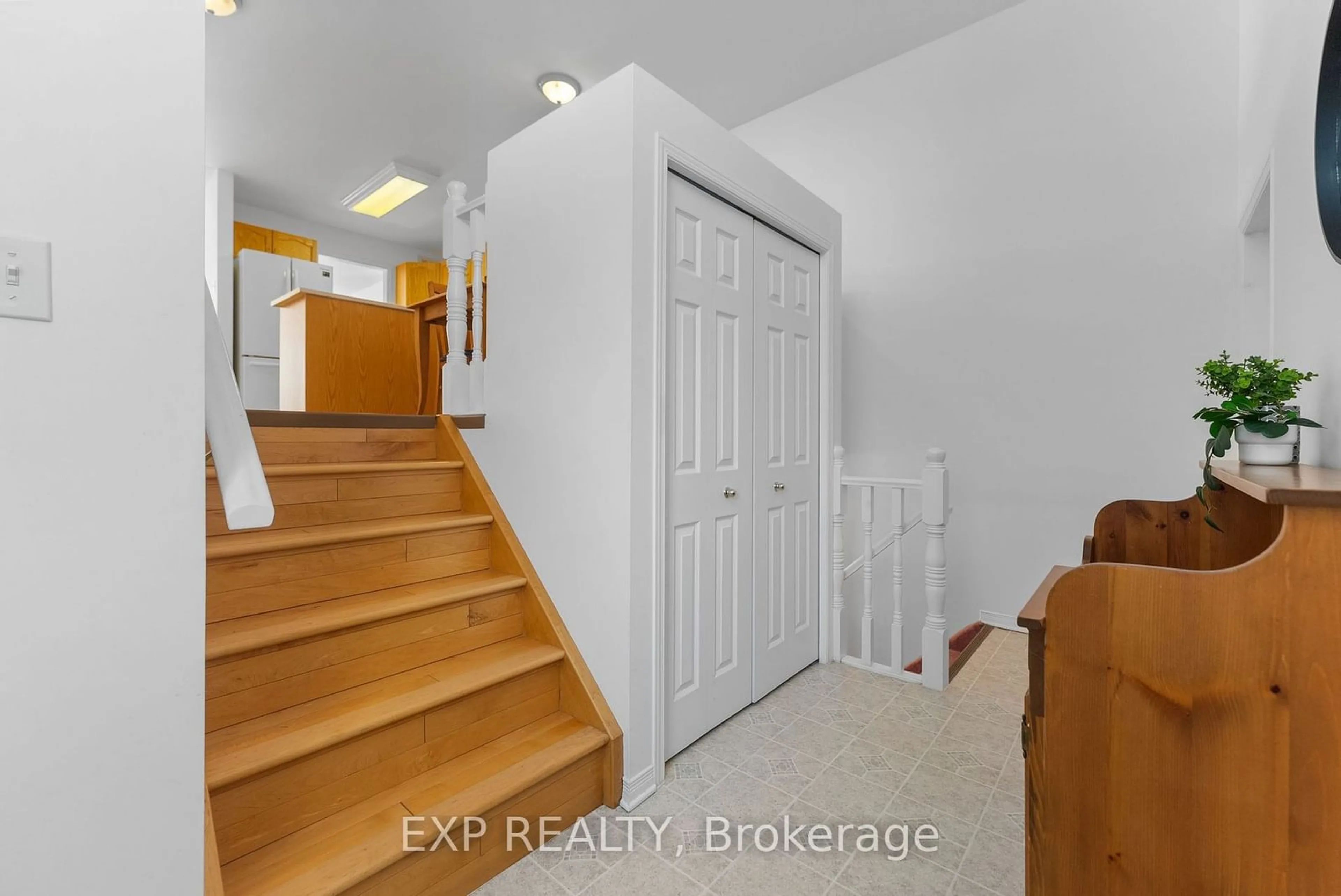 Indoor entryway for 840 Eighth St, Renfrew Ontario K7V 4K9