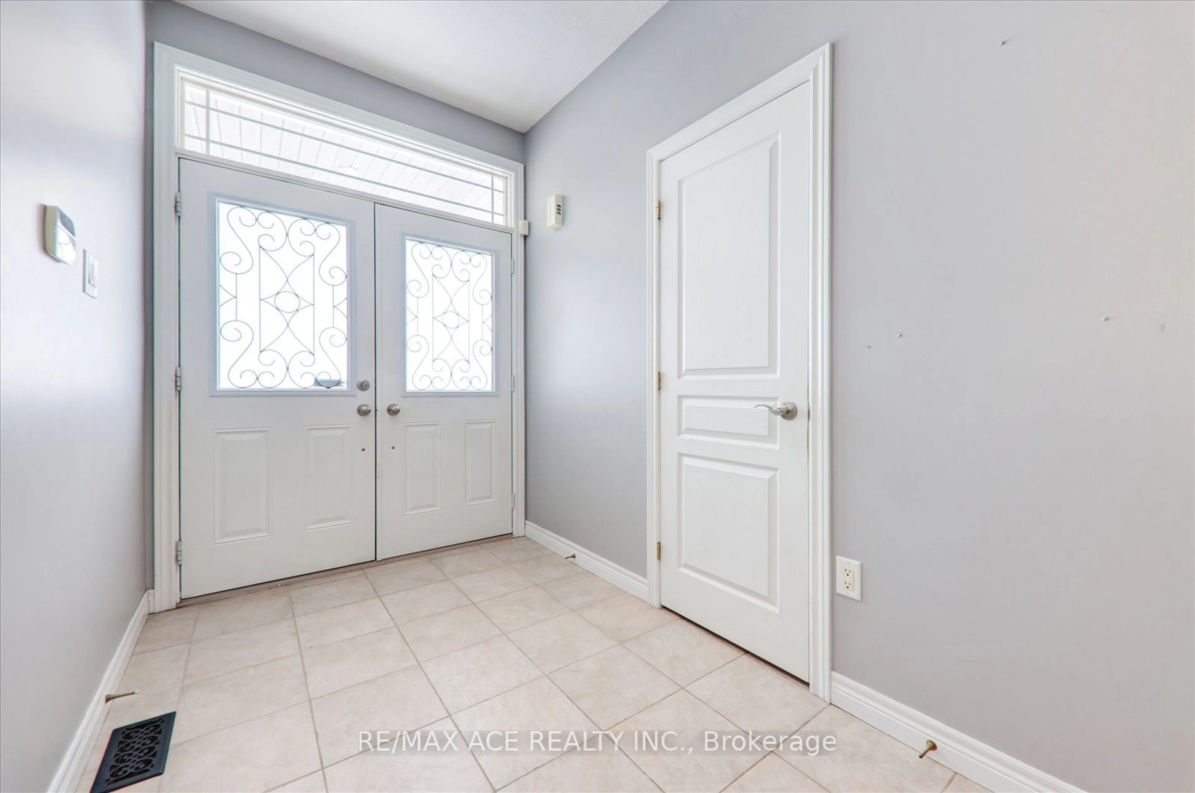 Indoor entryway for 59 Springbreeze Hts, Hamilton Ontario L8E 0B3