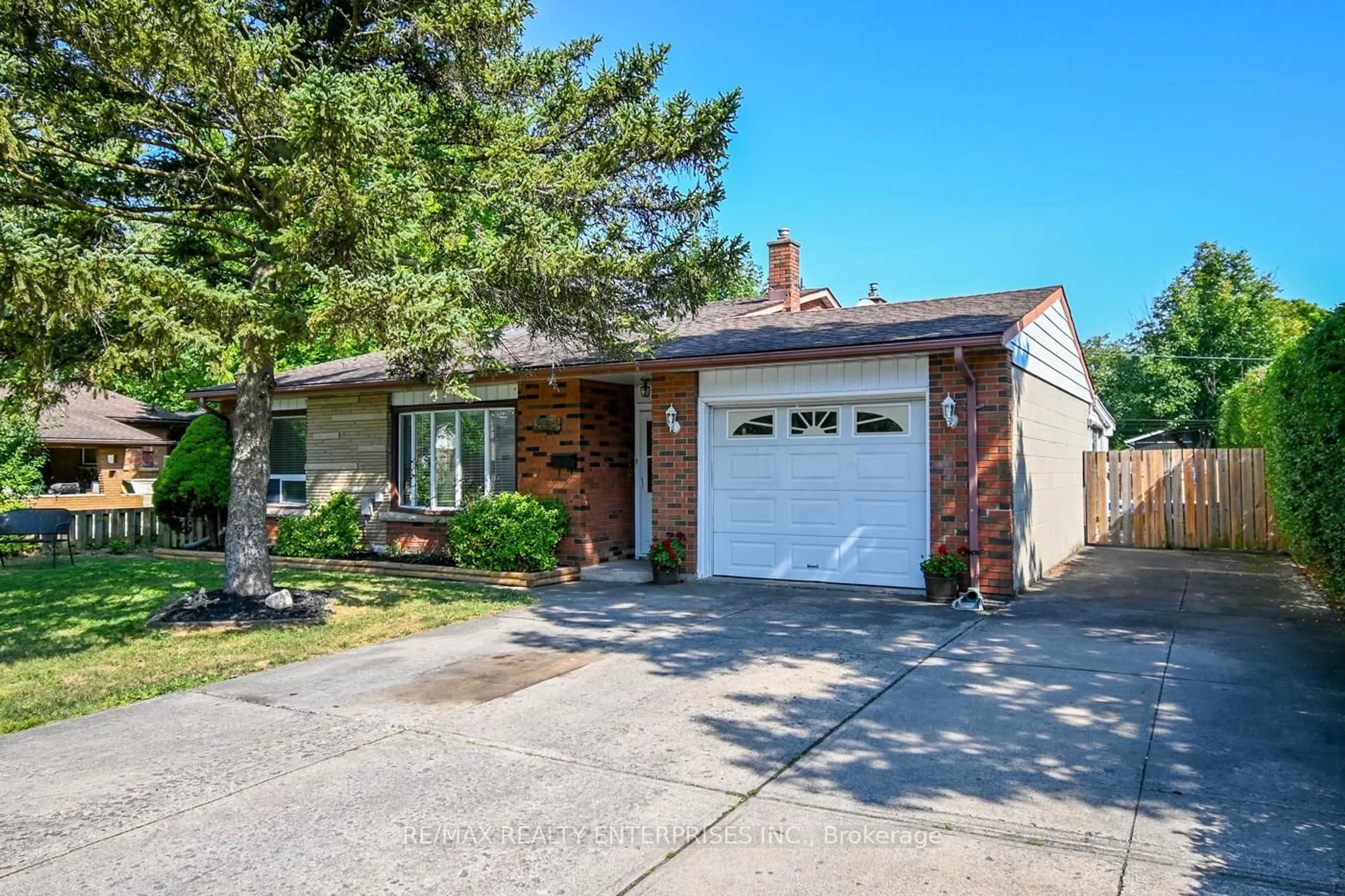 Home with brick exterior material, street for 8362 Parkway Dr, Niagara Falls Ontario L2G 6W7