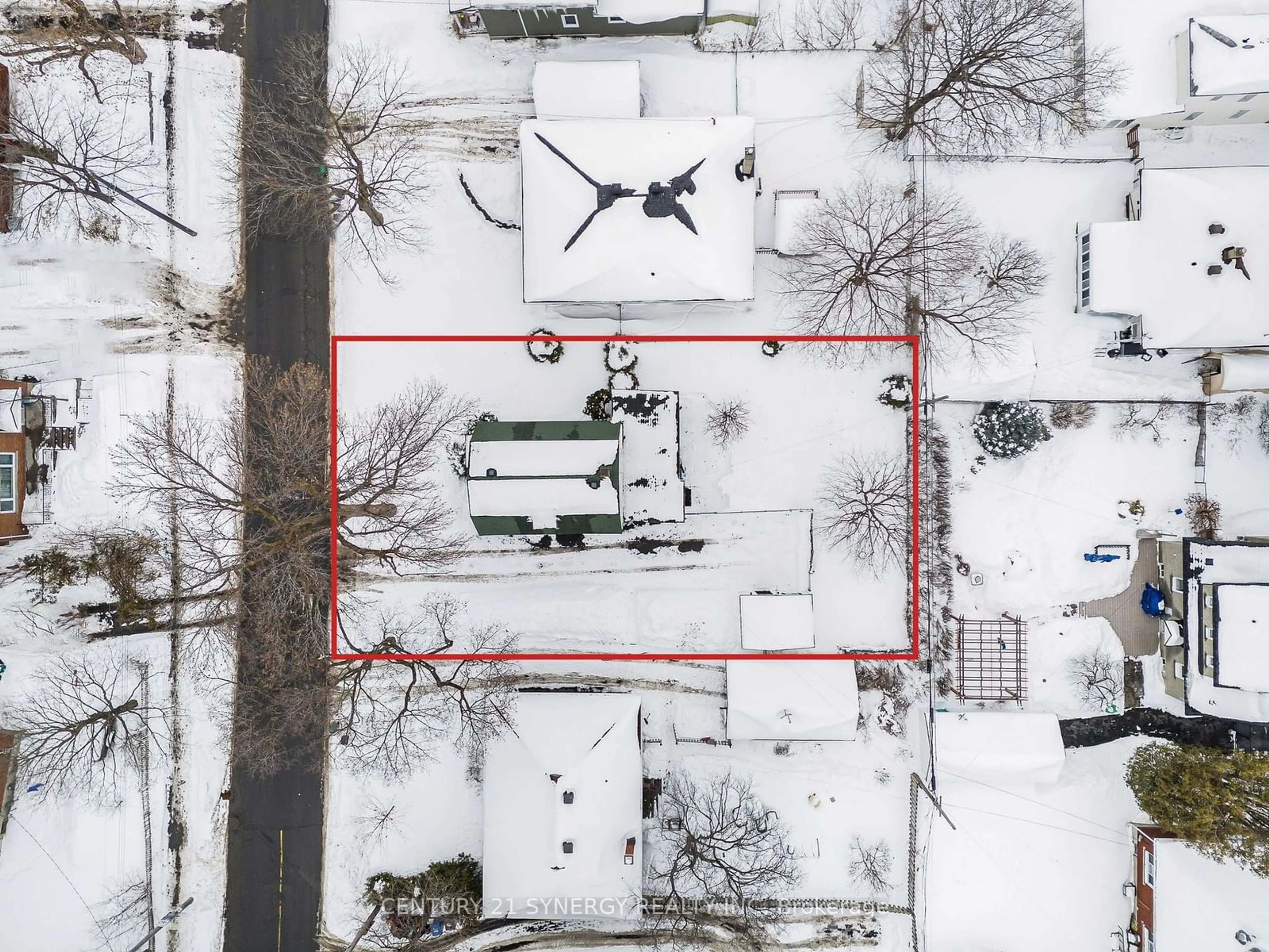 A pic from outside/outdoor area/front of a property/back of a property/a pic from drone, building for 1368 Summerville Ave, Carlington - Central Park Ontario K1Z 8H1