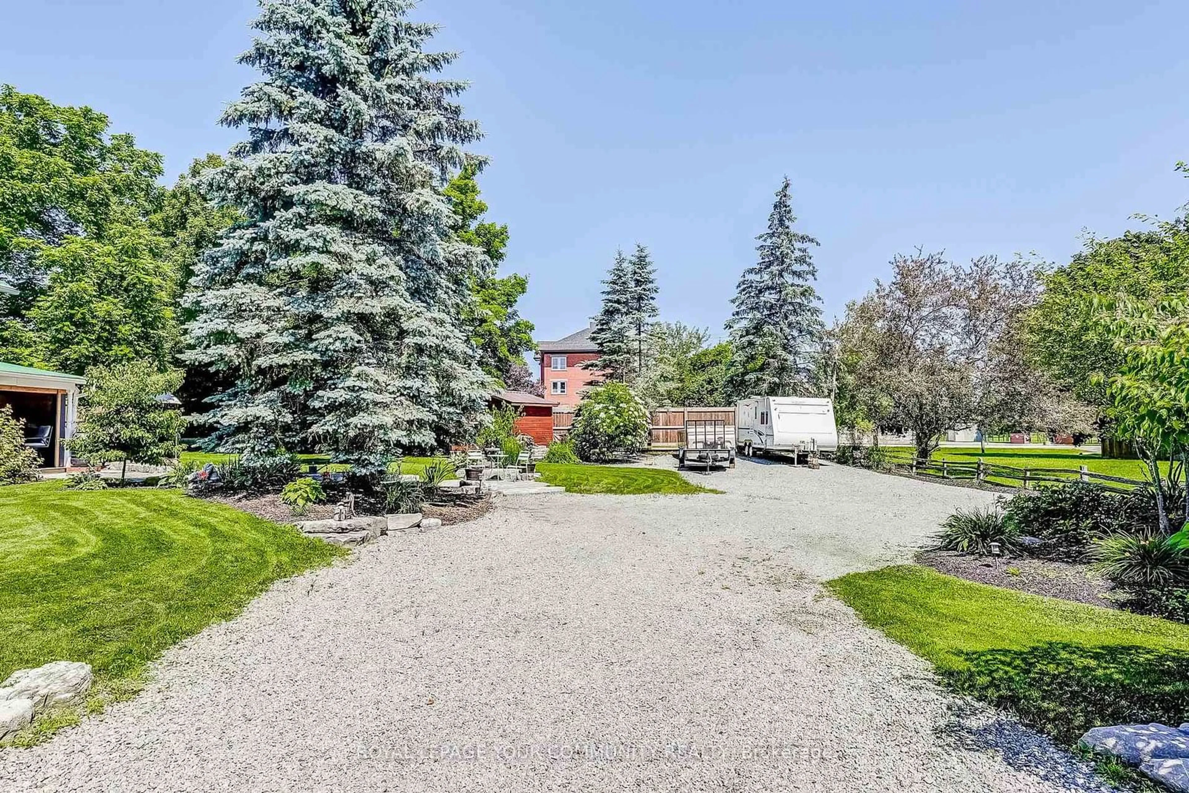 A pic from outside/outdoor area/front of a property/back of a property/a pic from drone, street for 138 Queen St, Kawartha Lakes Ontario K0M 2T0