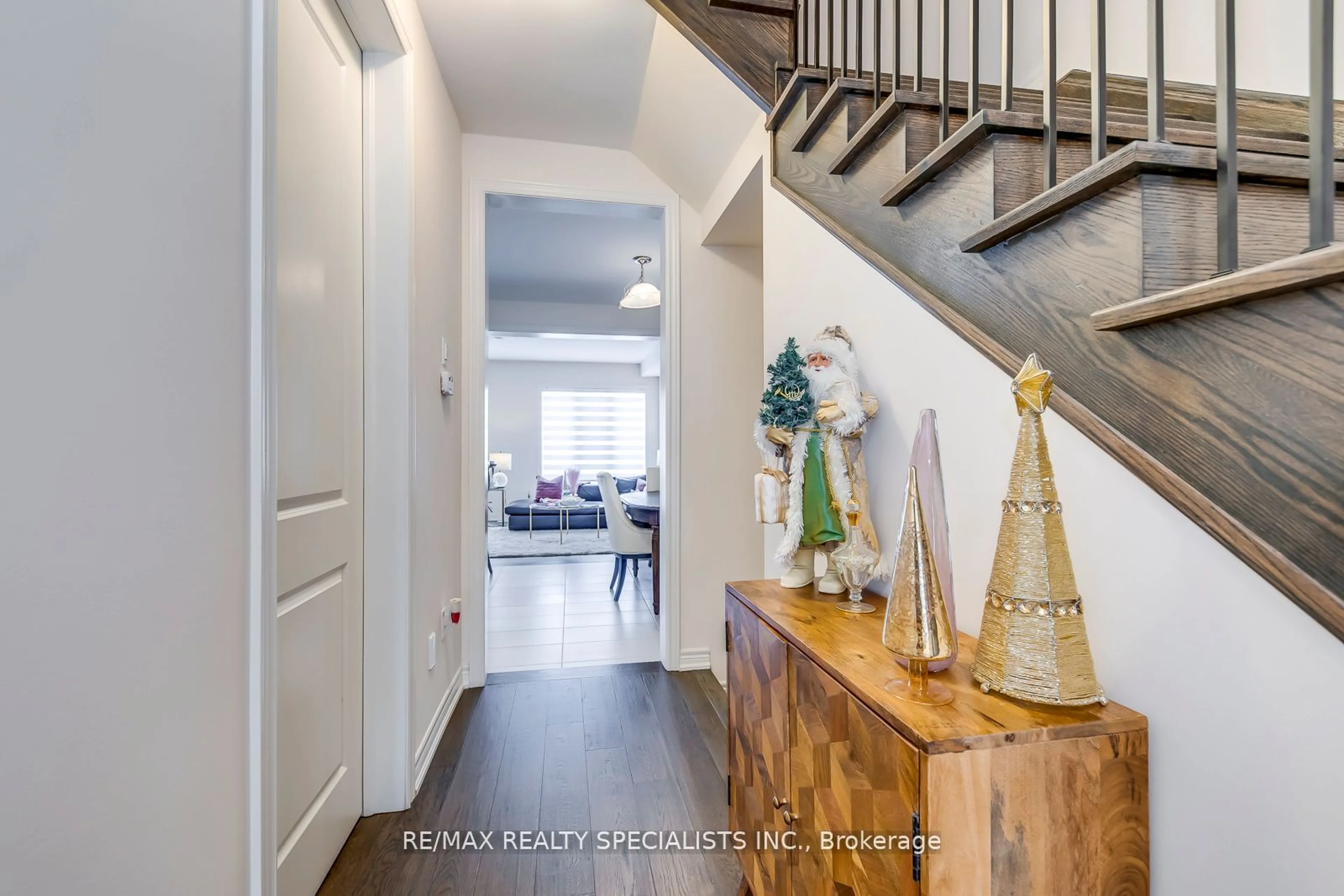 Indoor entryway for 341 Raymond Rd, Hamilton Ontario L9K 0G8