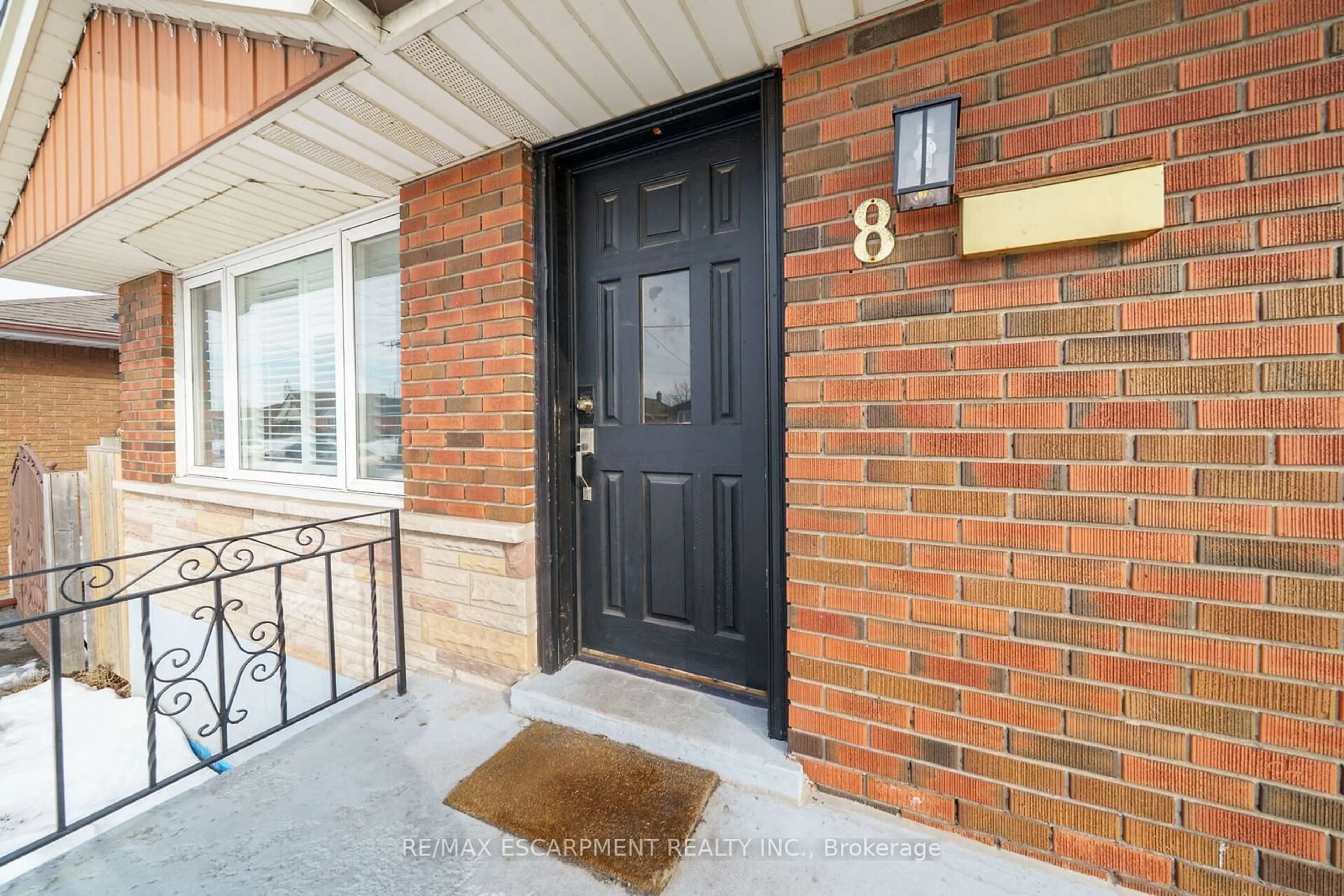 Indoor entryway for 8 SHYNAL Ave, Hamilton Ontario L8H 6K1