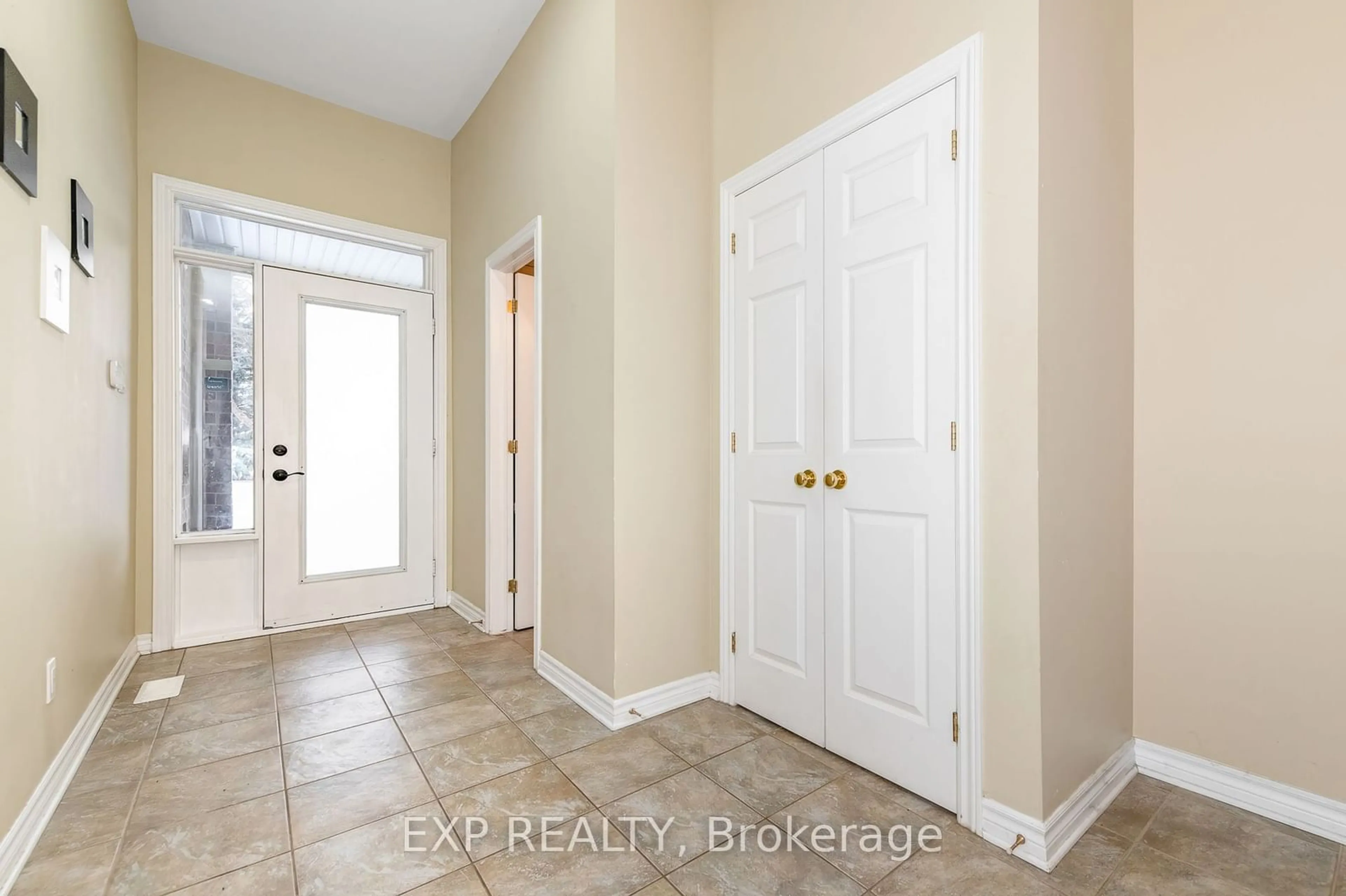 Indoor entryway for 73 Hatchley Rd, Blossom Park - Airport and Area Ontario K1T 4G9