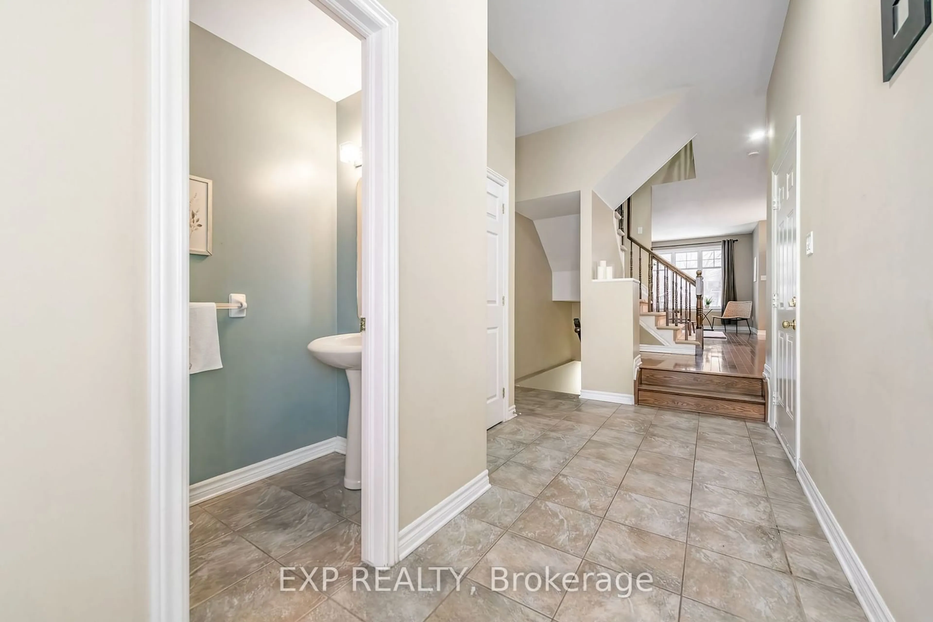 Indoor entryway for 73 Hatchley Rd, Blossom Park - Airport and Area Ontario K1T 4G9