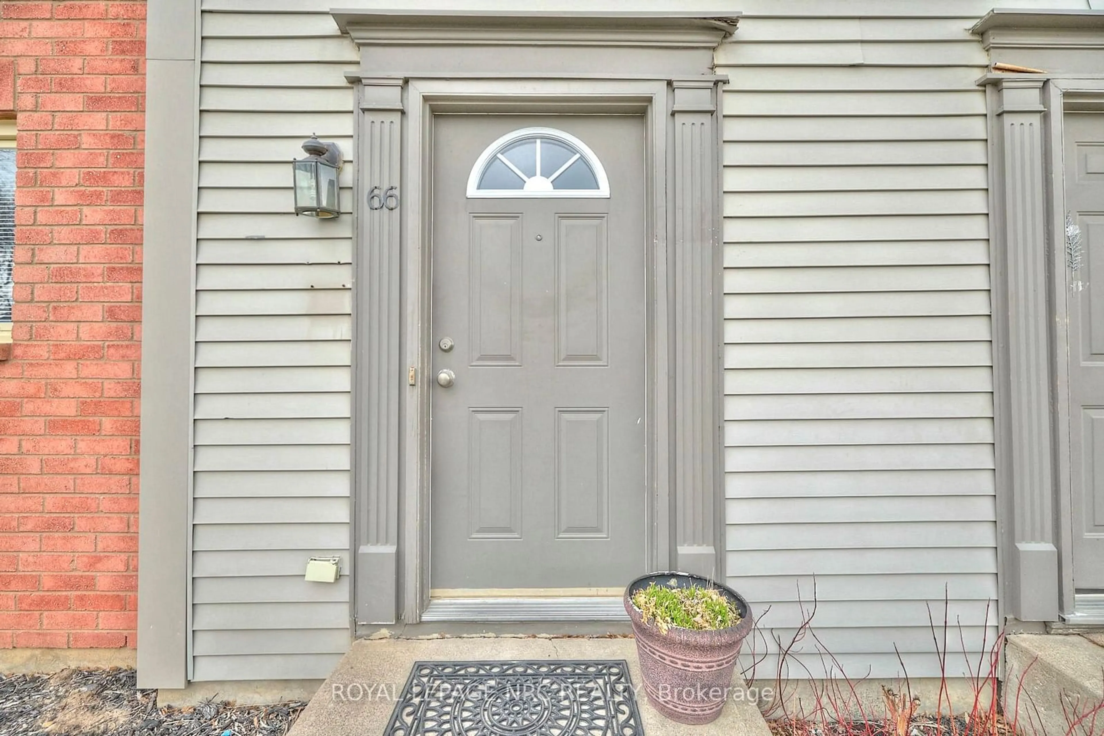 Indoor entryway for 65 Dorchester Blvd #66, St. Catharines Ontario L2M 7T2