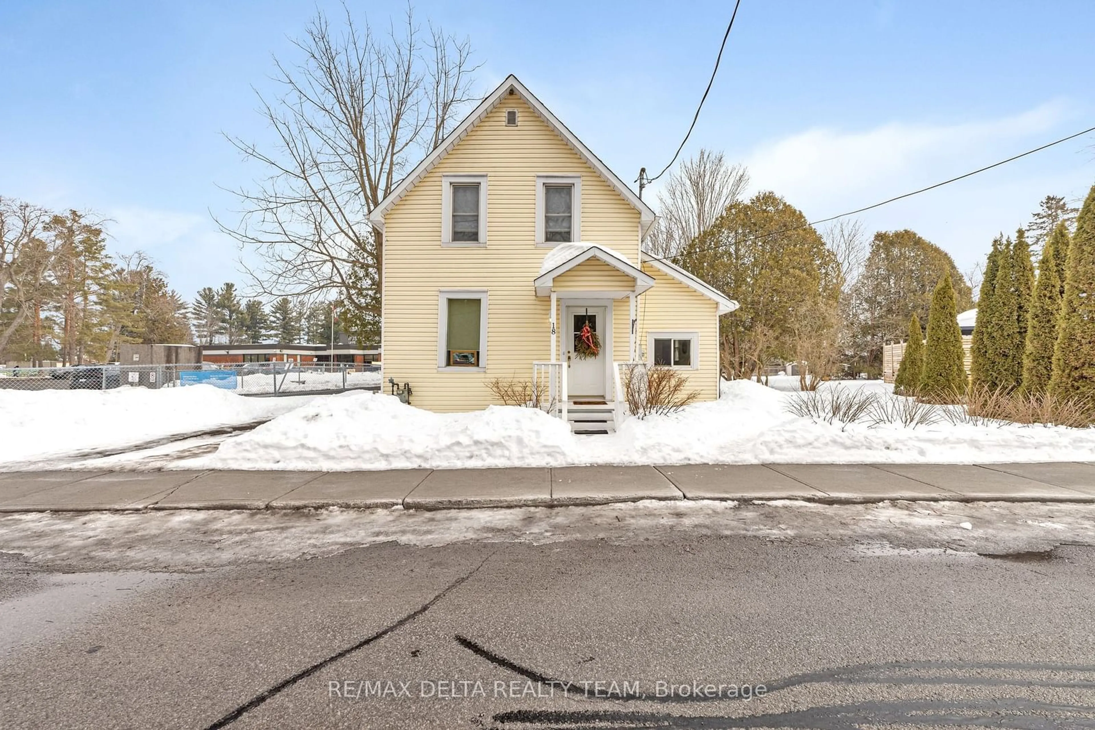 A pic from outside/outdoor area/front of a property/back of a property/a pic from drone, street for 18 Mill St, Russell Ontario K4R 1E1