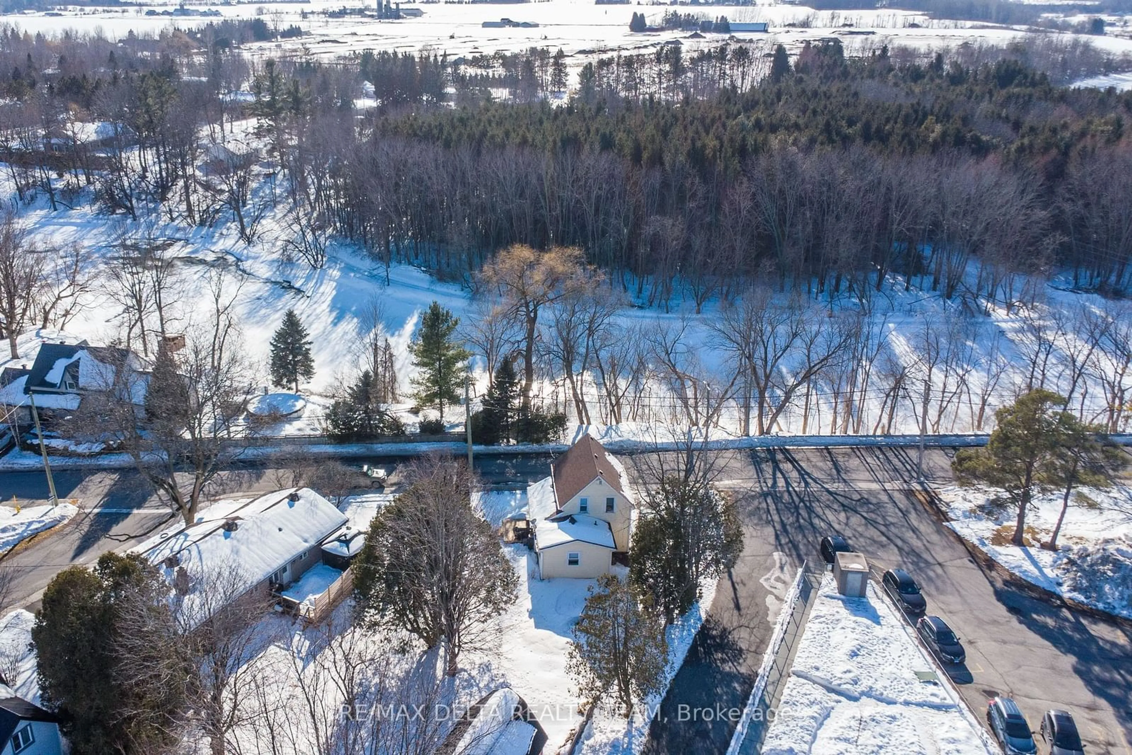 A pic from outside/outdoor area/front of a property/back of a property/a pic from drone, unknown for 18 Mill St, Russell Ontario K4R 1E1