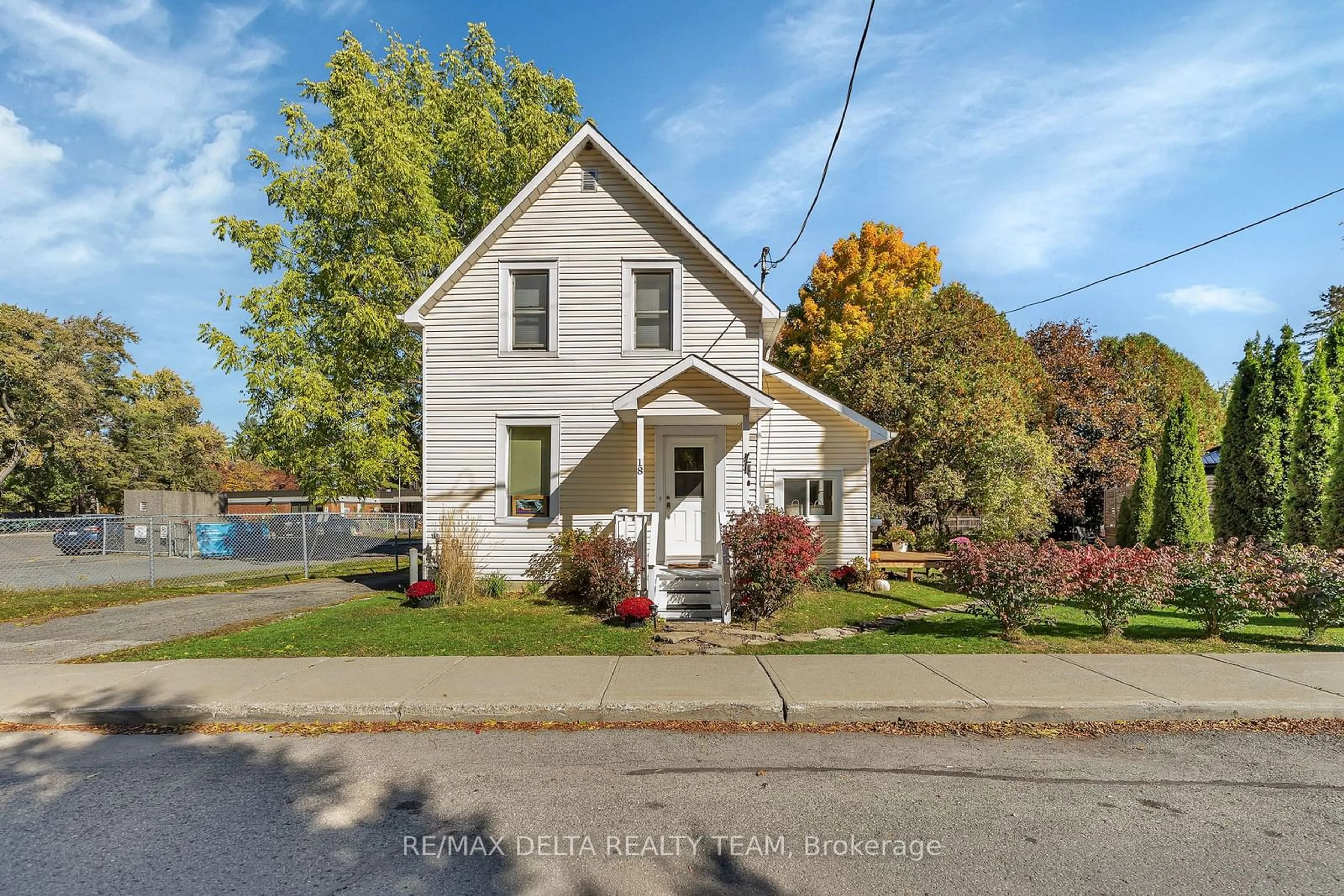 A pic from outside/outdoor area/front of a property/back of a property/a pic from drone, street for 18 Mill St, Russell Ontario K4R 1E1