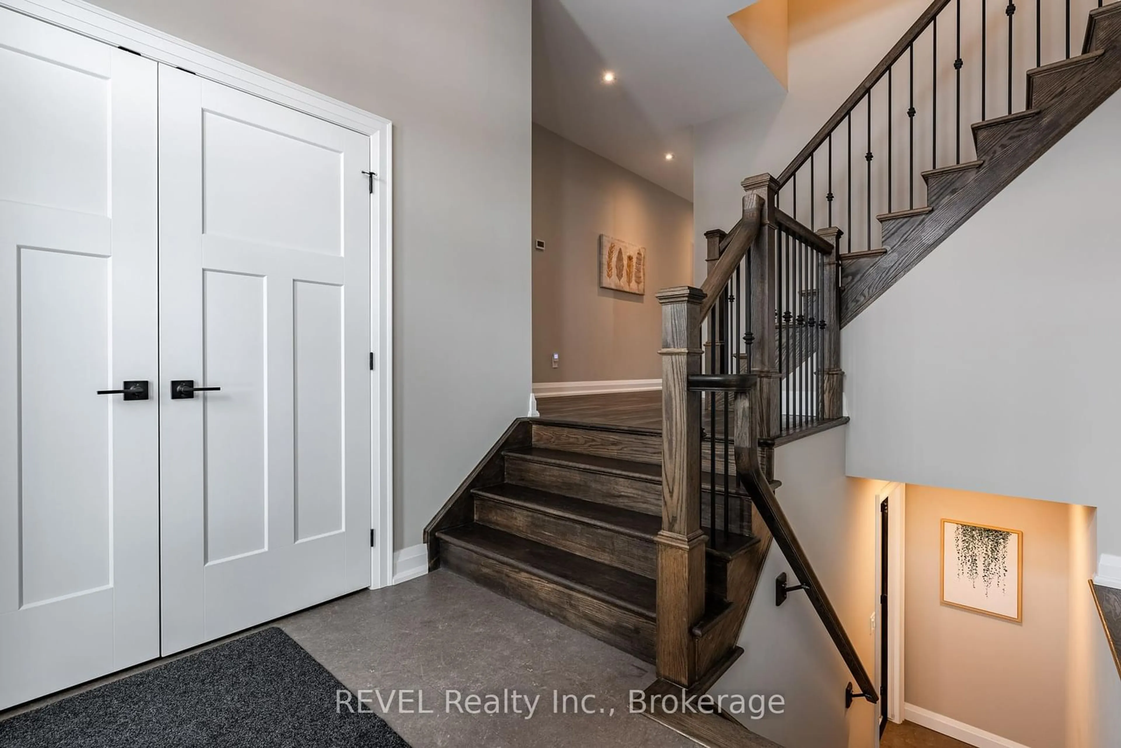 Indoor foyer for 194 Iva St, Welland Ontario L3B 1W6